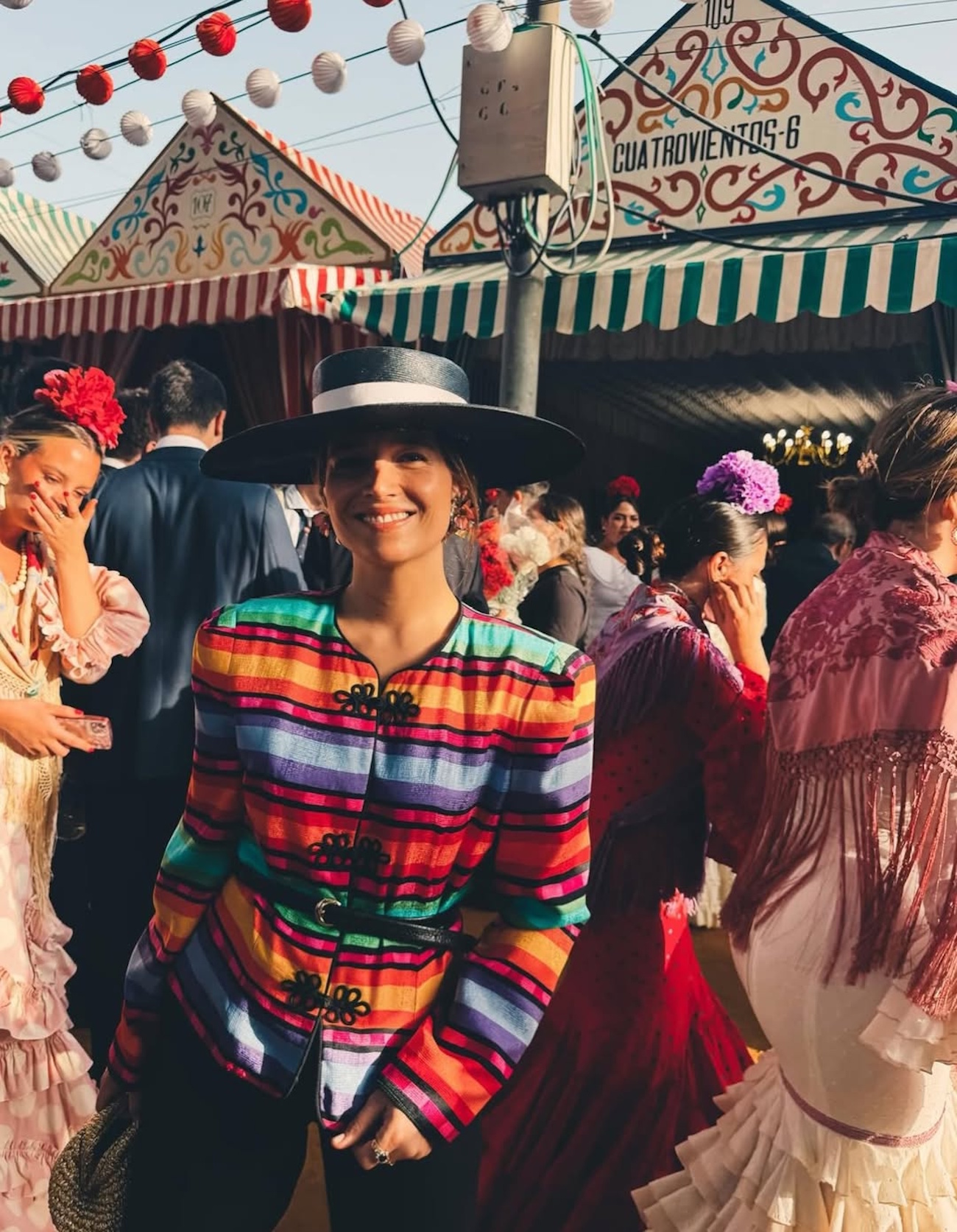 La invitada más elegante del año no la hemos visto en una boda sino en la feria de Abril, y lleva una chaqueta preciosa con el estampado tendencia