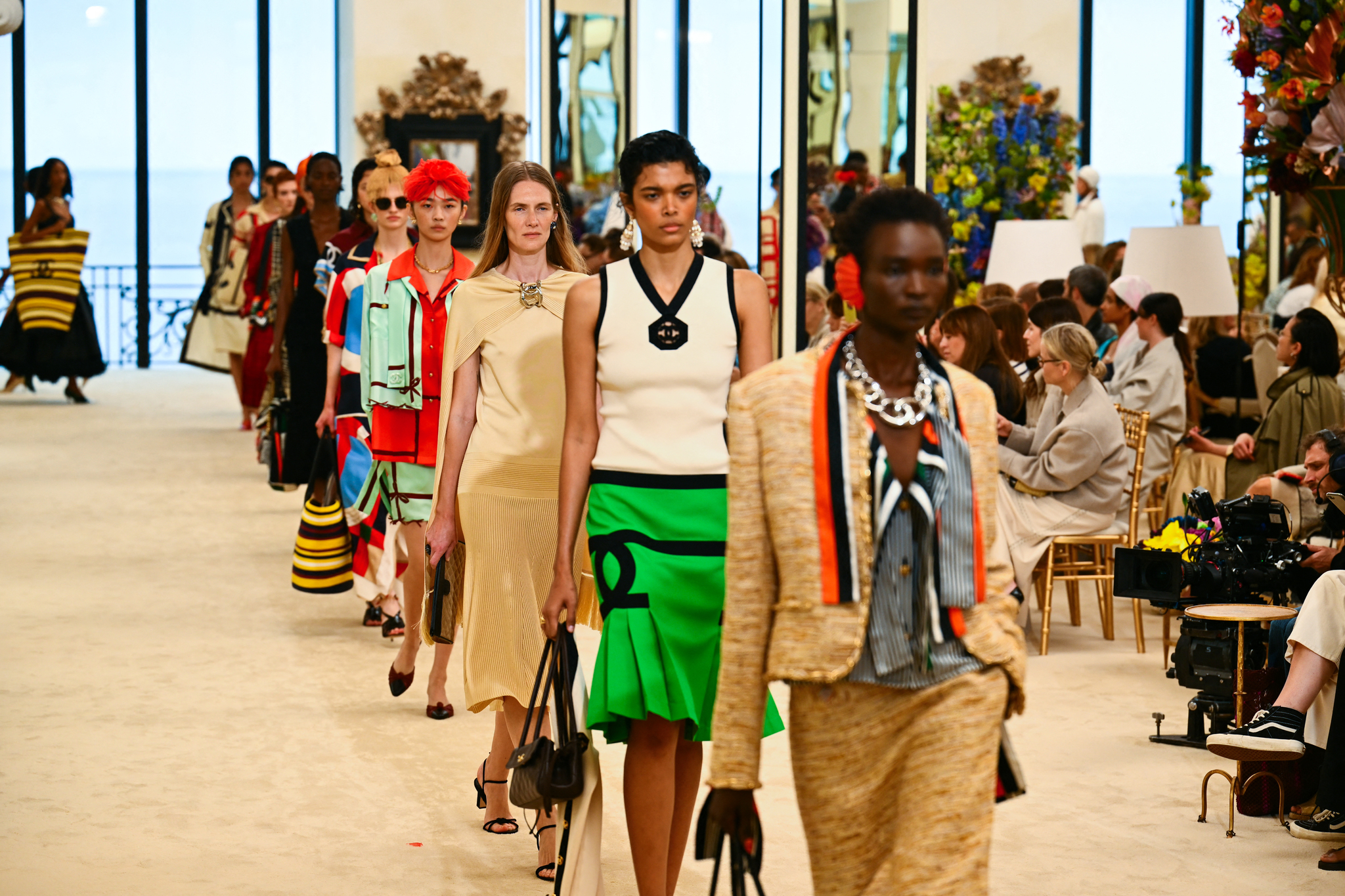 Chanel en Biarritz o las 5 claves de su desfile Crucero, del gorrito viral de nadadora a las sandalias que maracrán tendencia este verano (y que nunca antes habías visto)