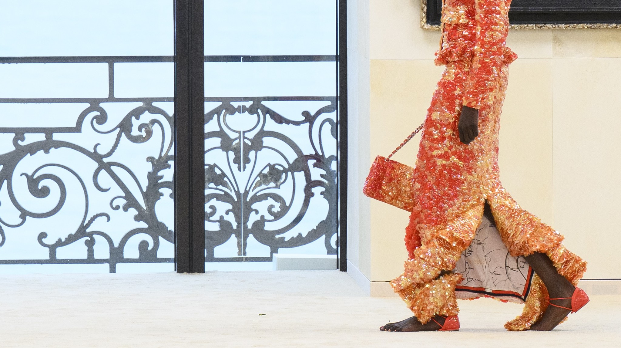 La sandalia que nadie vio venir del desfile de Chanel nos tiene a las editoras de moda  de TELVA alucinadas... ¿quién dijo que todo estaba inventado?