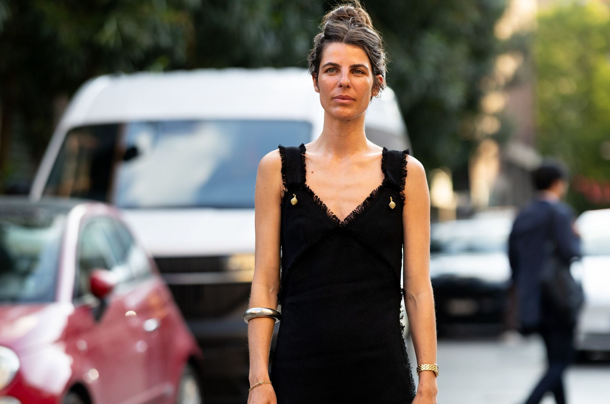 Los vestidos negros más elegantes de esta primavera que ya han estrenado las más elegantes de París están en Zara y Mango