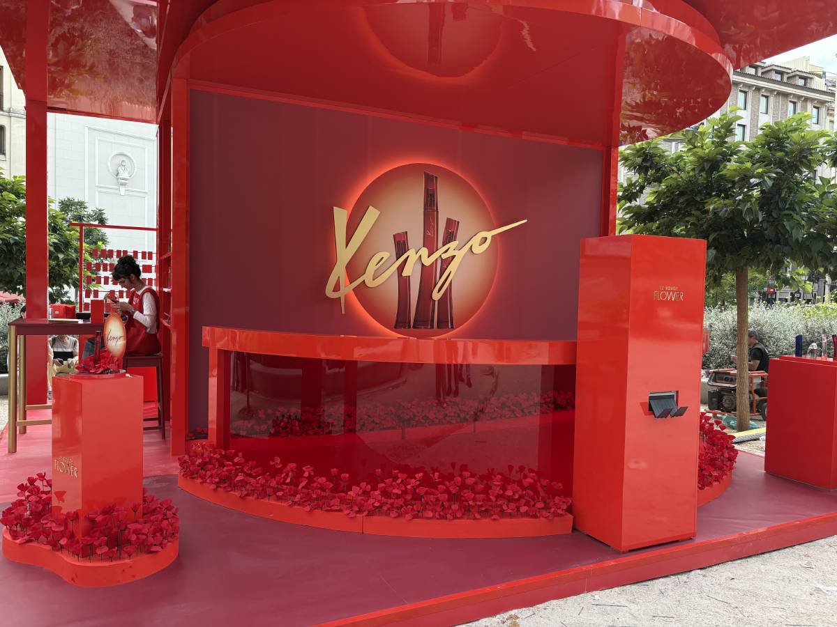 Kenzo abre en Madrid un espacio efímero donde el rojo se convierte en perfume