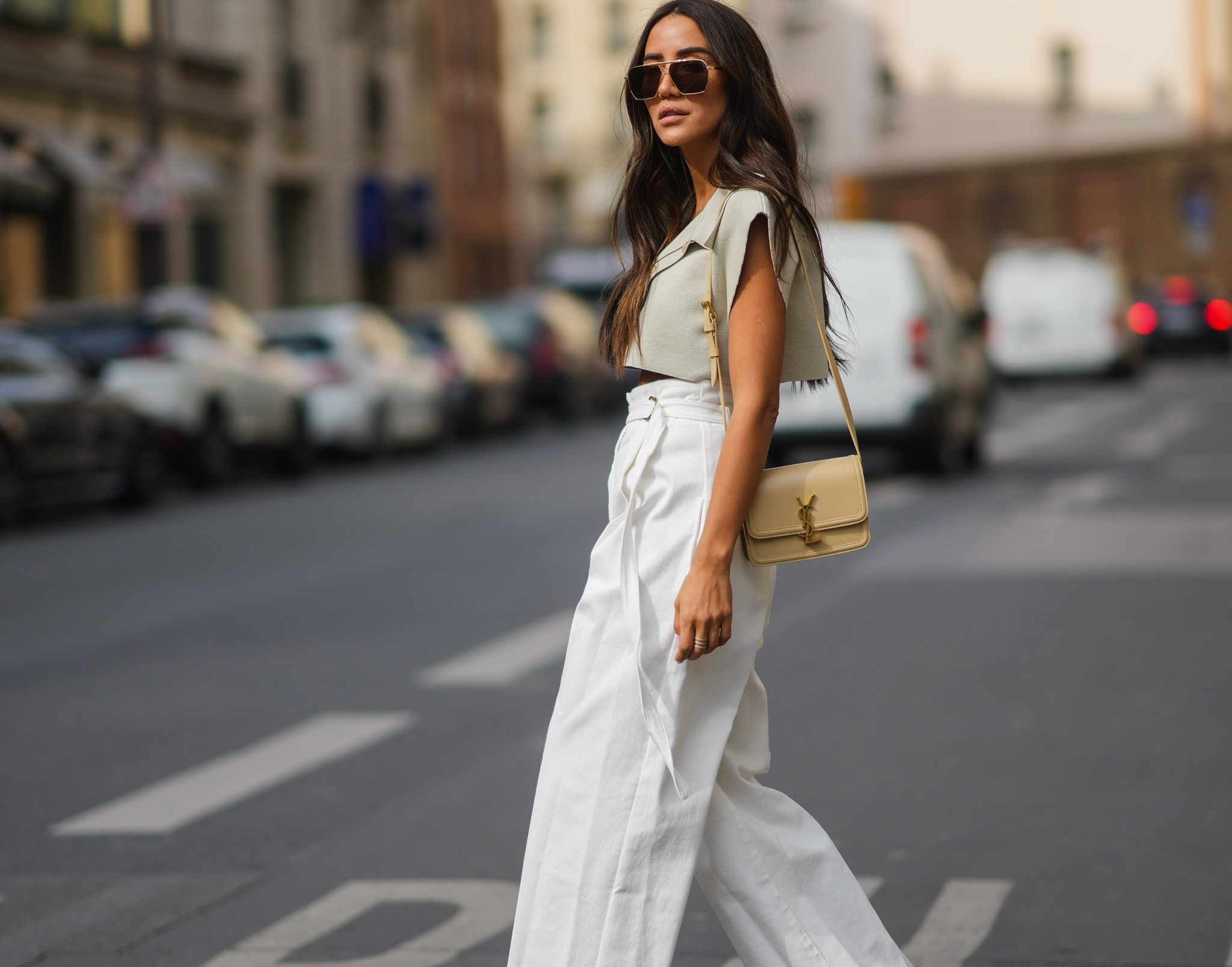 Los pantalones palazzo están de moda y Zara lo sabe: 5 modelos tendencia para llevar con sandalias esta primavera