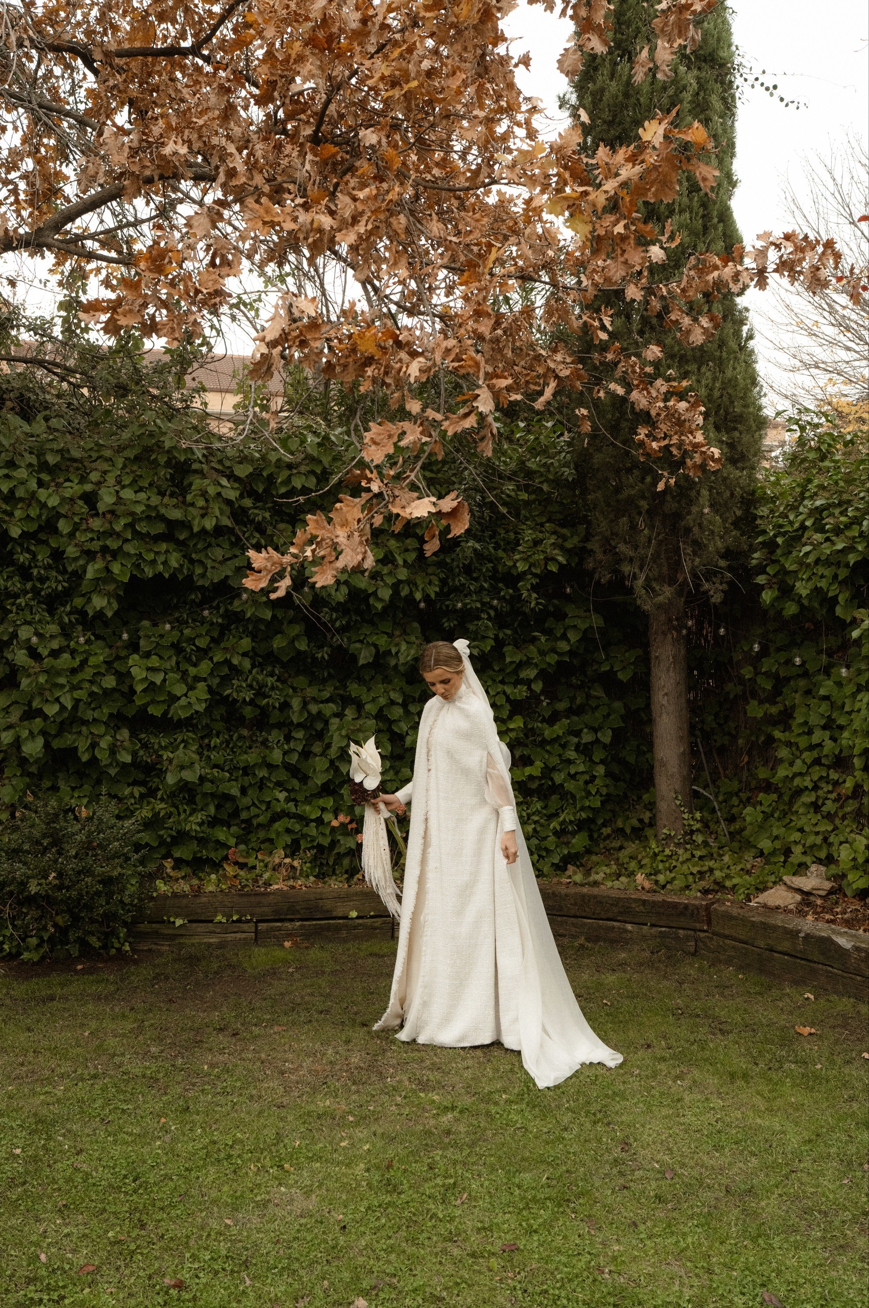 La novia madrileña del vestido halter con mangas transparentes y capa de tweed