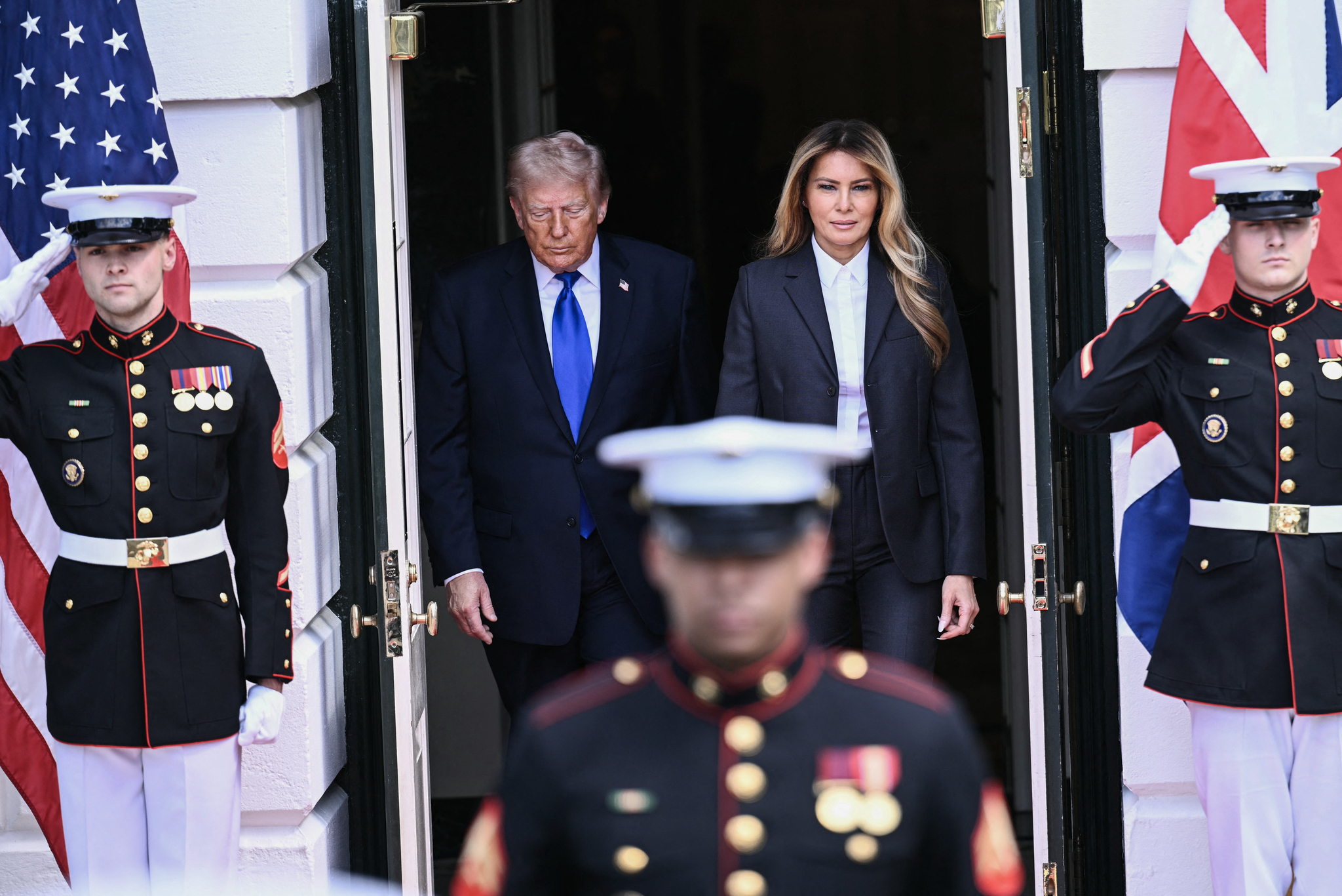 Melania Trump refuerza su imagen de autoridad con un impecable sastre negro en la despedida a los reyes de Inglaterra