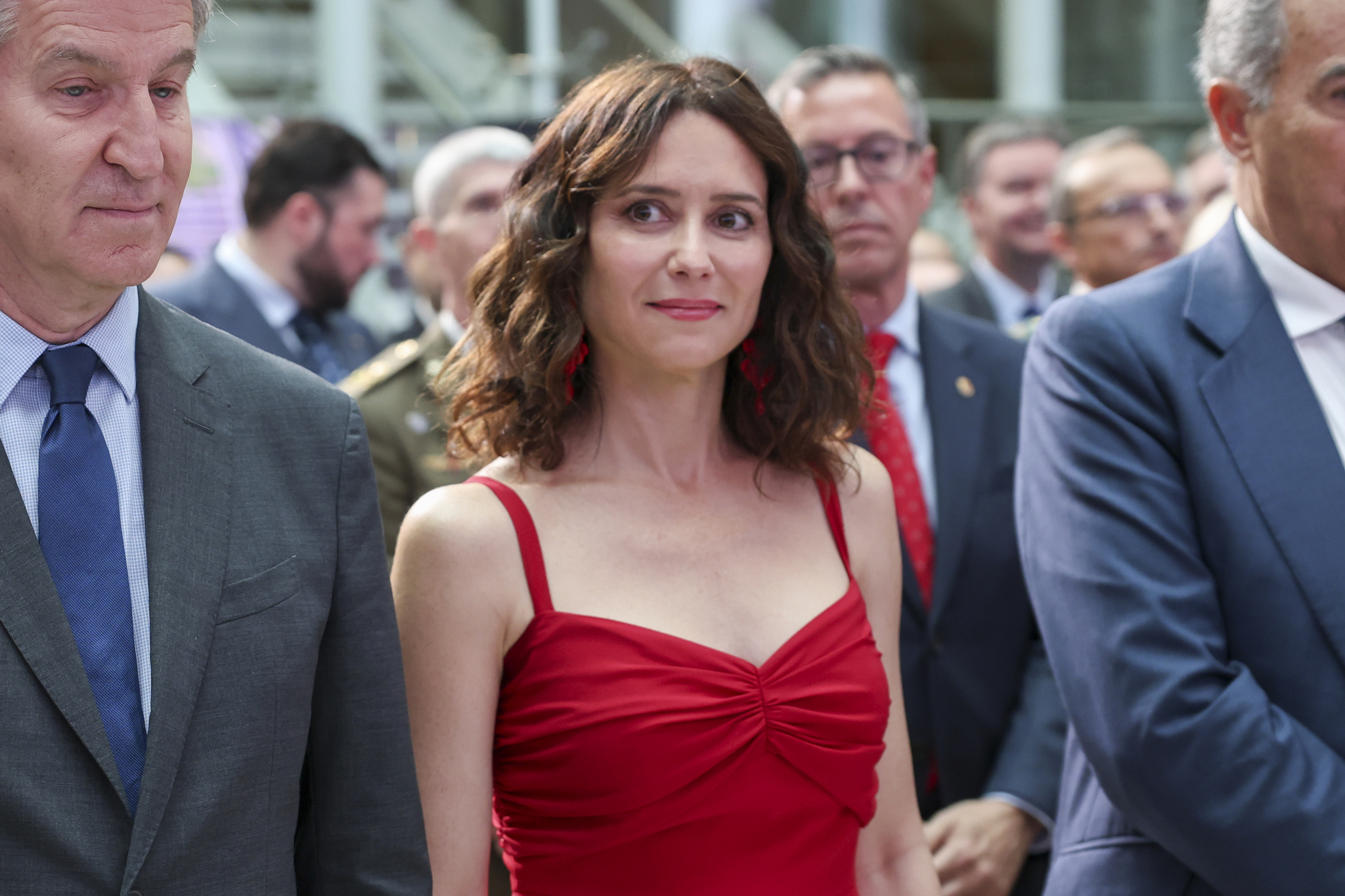 Isabel Díaz Ayuso con su vestido más espectacular hasta la fecha en las Medallas de la Comunidad de Madrid: rojo intenso y  con escote corazón
