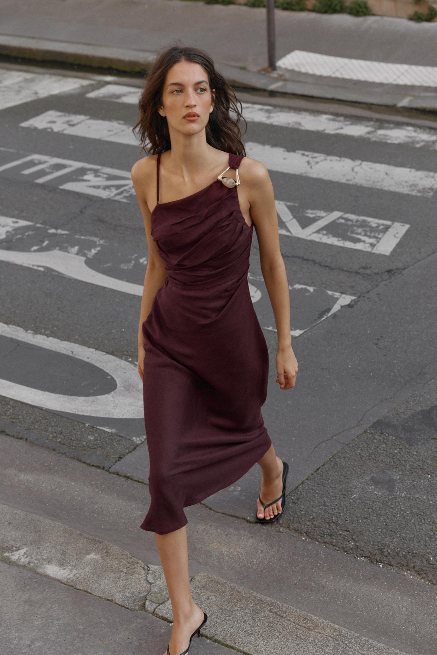Vestido de lino de Zara (49,95 euros)