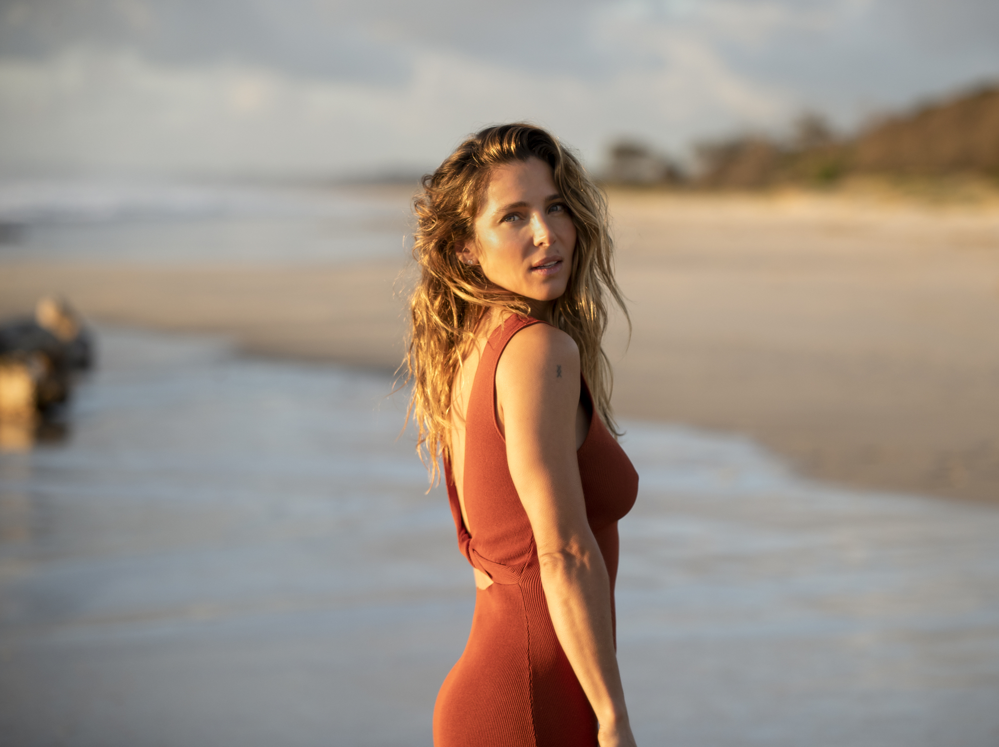 Elsa Pataky (49 años): "Me gusta empezar el entrenamiento retando todo el cuerpo con un ejercicio de mancuernas super completo"