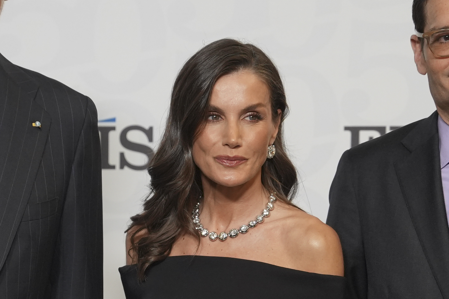 La espectacular colección de collares de la reina Letizia: del maravilloso diseño de perlas al que le regalaron sus suegros