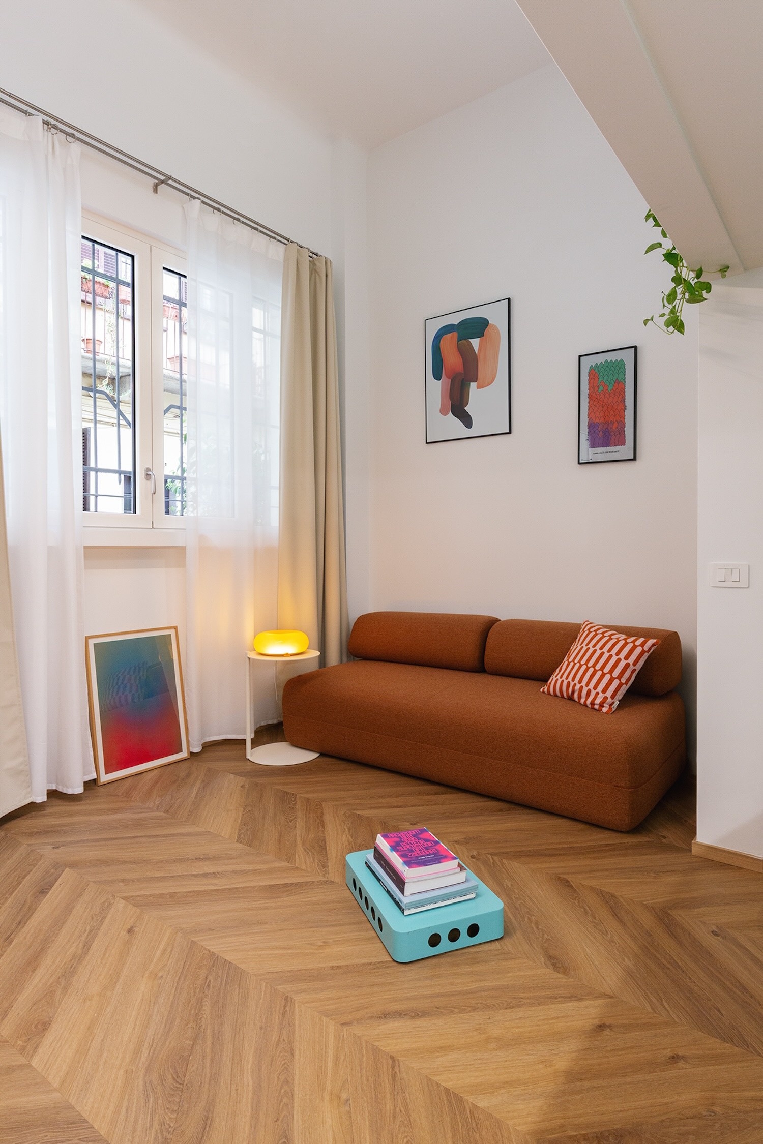 Cómo una reforma cambió este estudio de 35 metros cuadrados en un luminoso apartamento que integra trabajo, vida social y momentos de tranquilidad