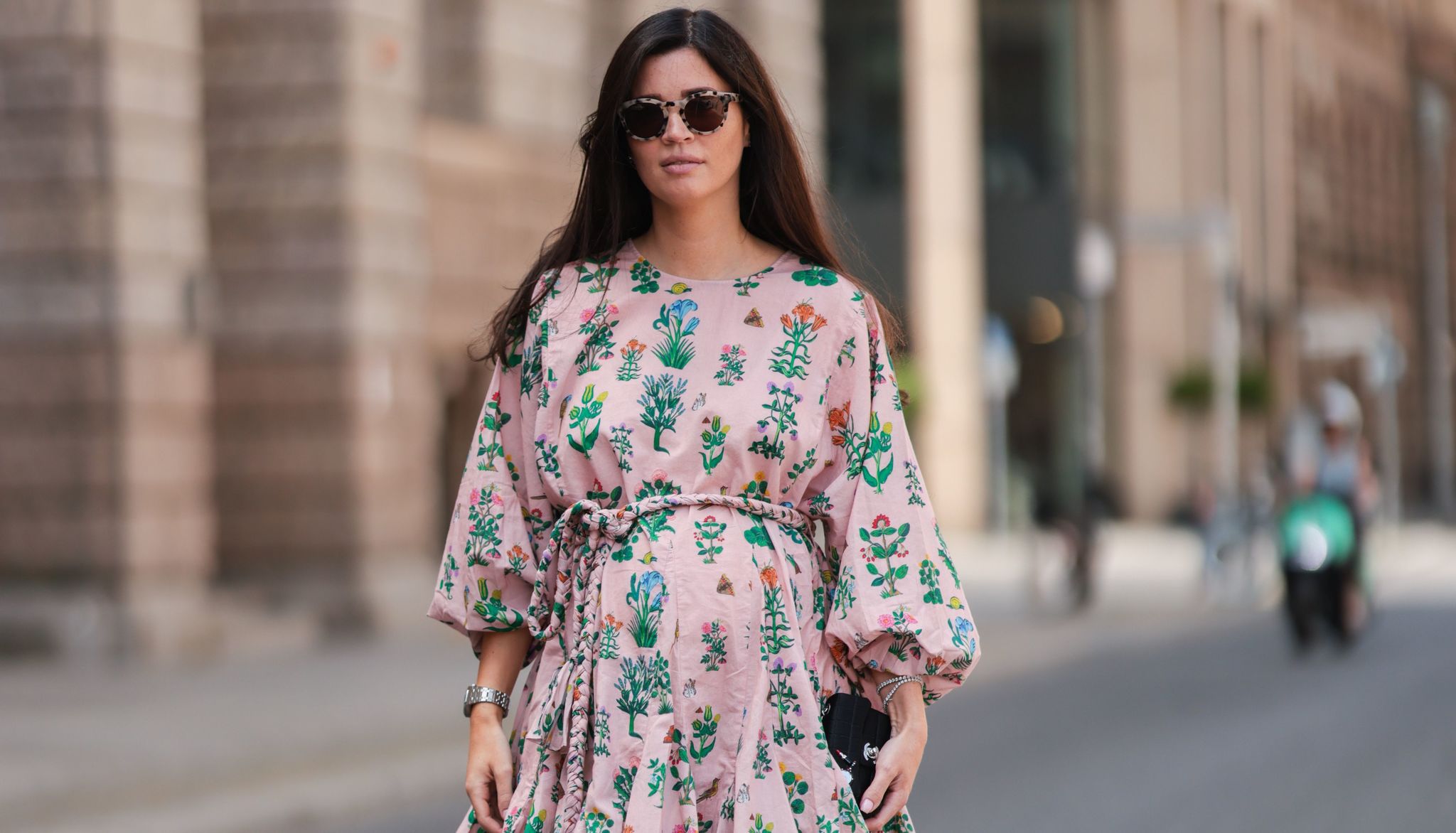 Entrar a Zara a por un cinturón y salir con los 5 vestidos estampados más bonitos del verano para llevar con alpargatas y ser la más elegante