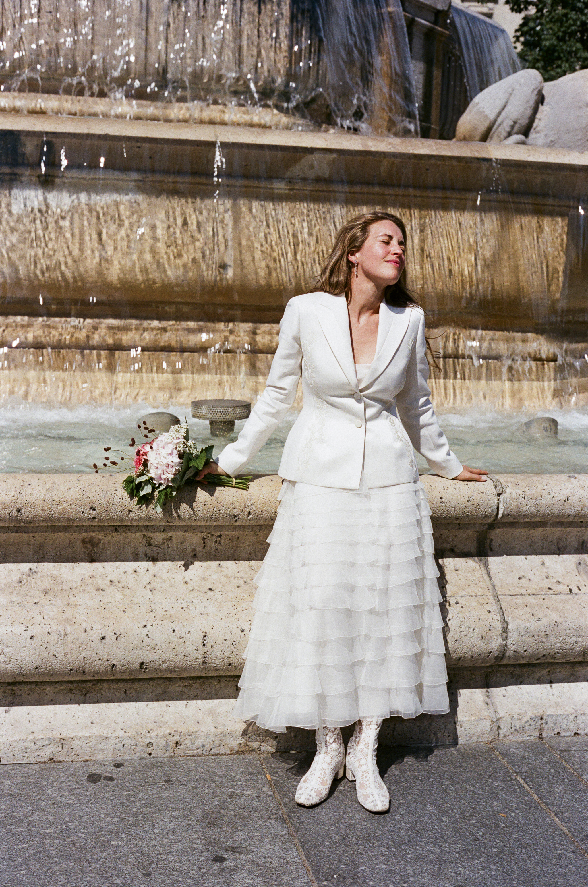La novia española que recorrió París con un traje de Dior comparte las direcciones clave para casarse en la capital francesa