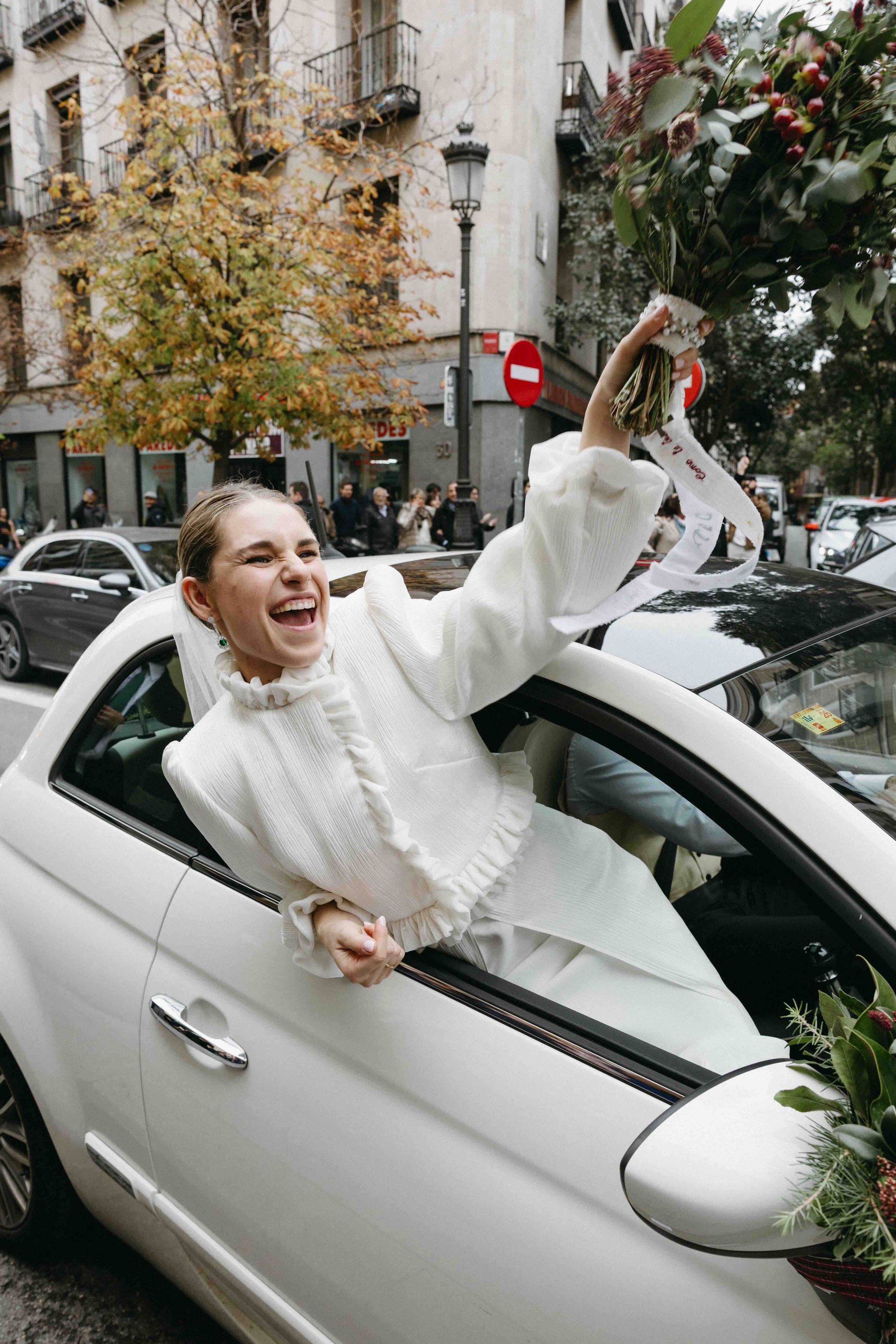 La novia madrileña que triunfó con su chaqueta de plisados y volantes