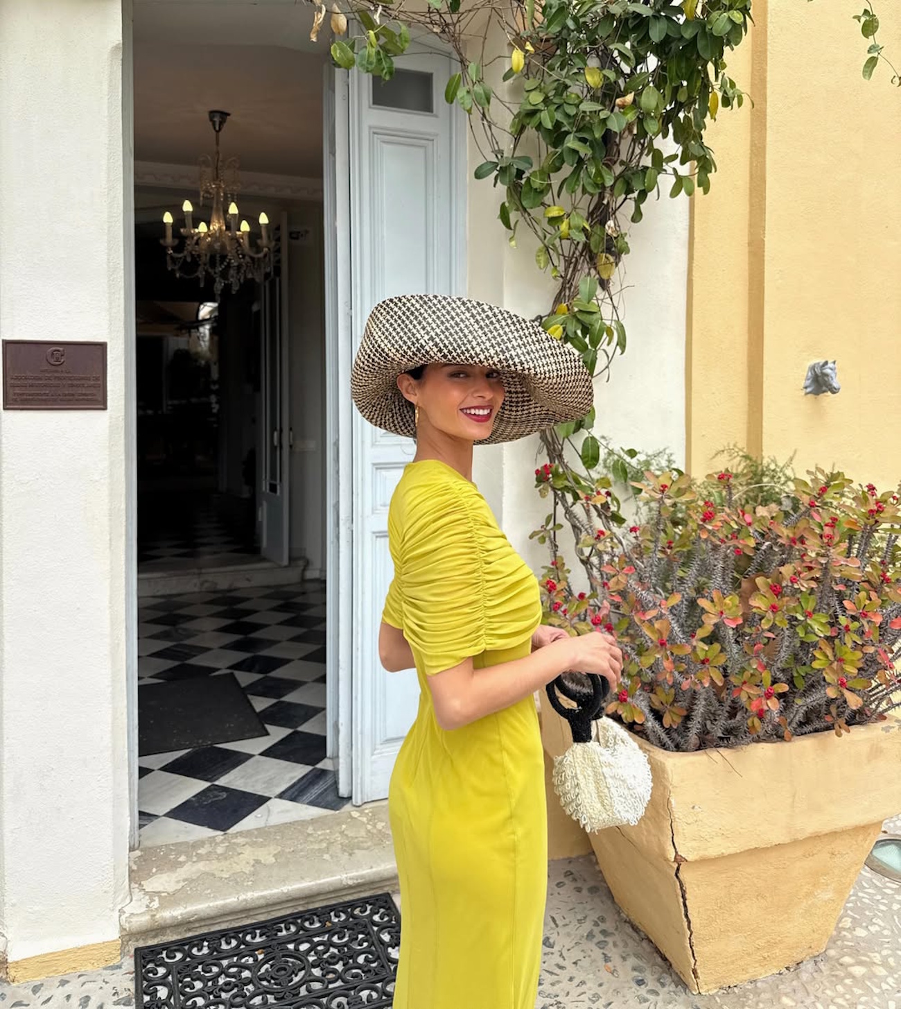 Los vestidos de invitada más bonitos del fin de semana los han  llevado ellas: del look medieval de Almudena Cañedo al diseño del color tendencia de Vicky Martín Berrocal