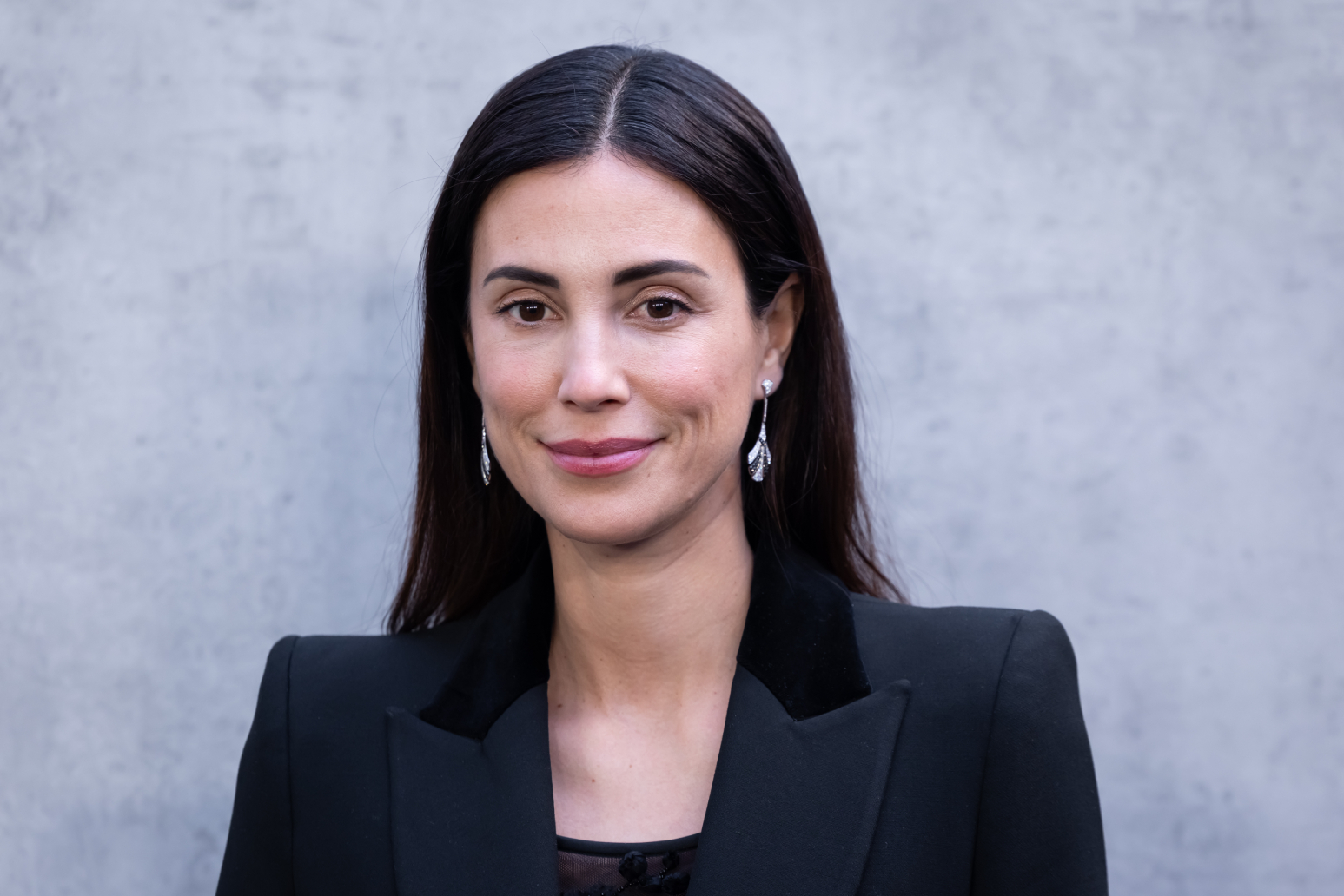 Ana Martínez, estilista capilar, sobre la melena Old Money de Sassa de Osma: "Es la expresión máxima del glamour minimalista: un corte sofisticado que se puede versionar en todas las texturas"