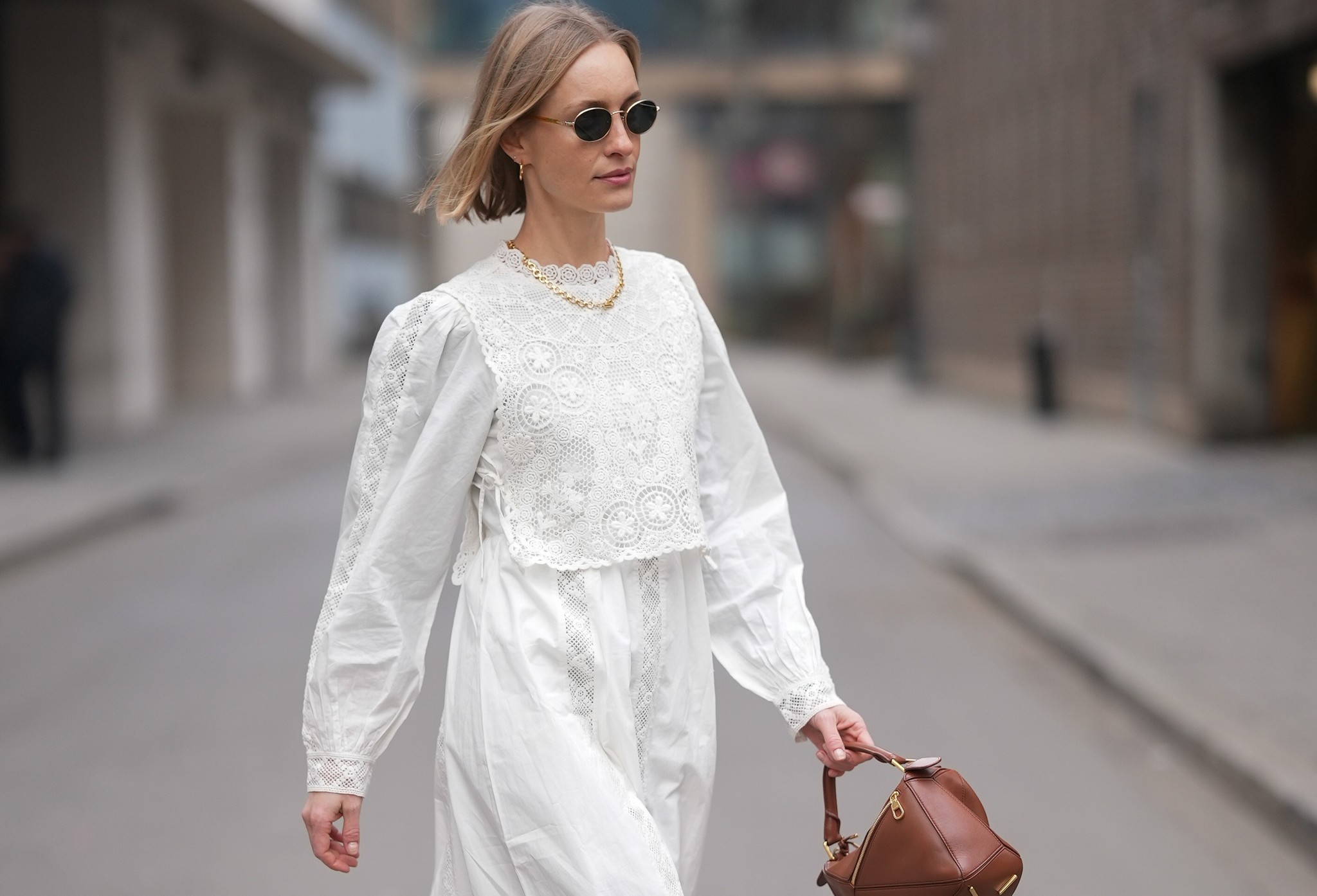 Recorrí más de 22 tiendas hasta encontrar en Zara los vestidos midi más originales para llevar ahora con botas altas y en unos meses, con sandalias