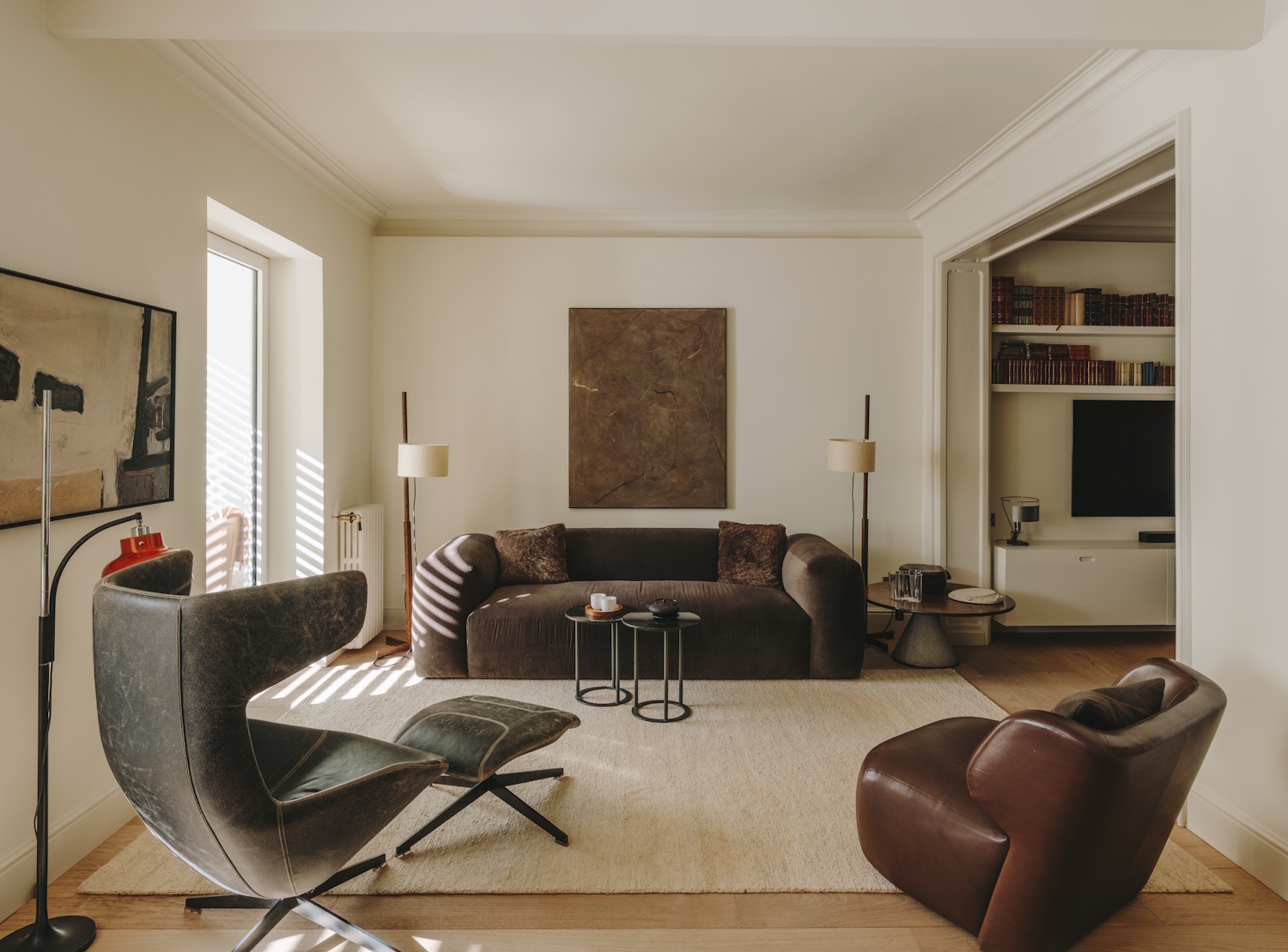 La interiorista Isabel López Vilalta ha renovado esta casa en Barcelona en la que conviven piezas icónicas de diseño con una colaboración de Zara Home