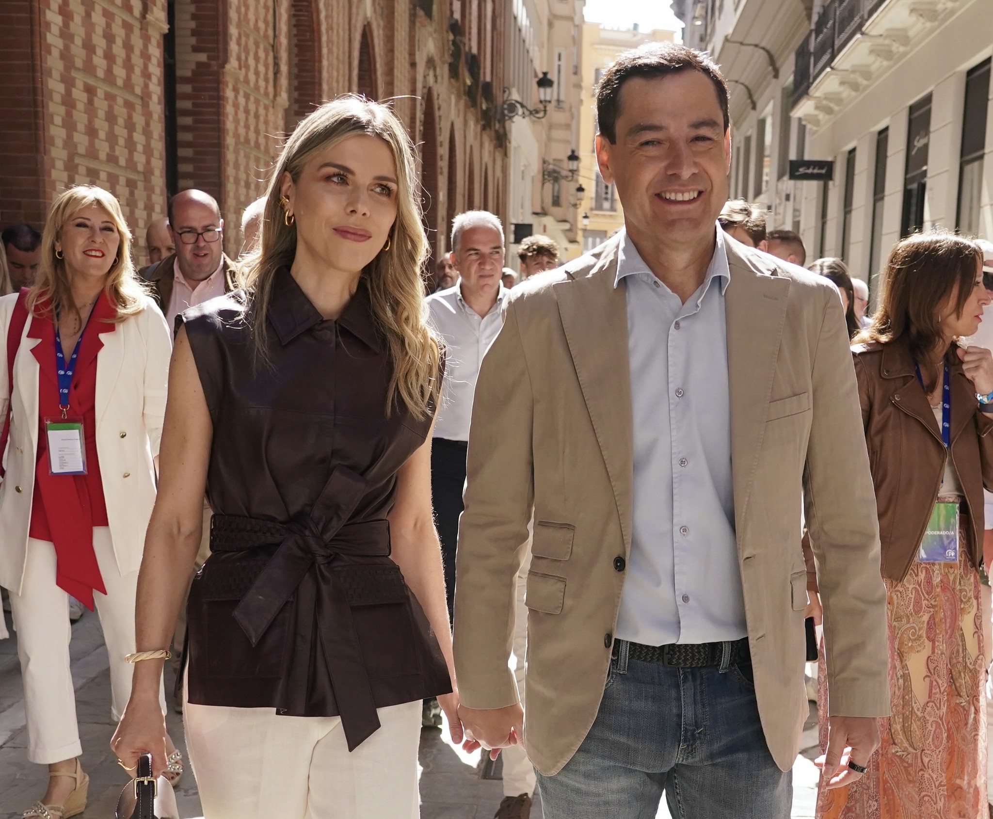 Manuela Villena en un día decisivo para Andalucía con chaleco de una firma cordobesa, pantalón de Zara y un bolso jerezano