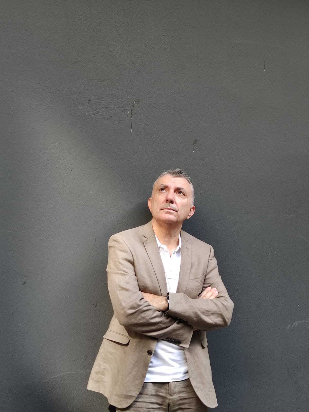 Manuel Vilas nos recibe en su casa para hablar de su última novela, 'Islandia', un relato intimista en el que habla de la ruptura con su exmujer y su historia de amor