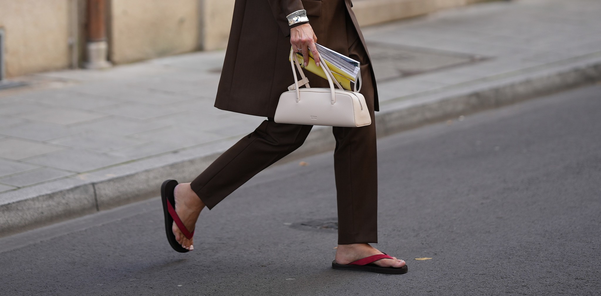 Las sandalias tendencia de esta temporada son las más asequibles y las chicas cool las combinan (siempre de este color) con bolsos de lujo