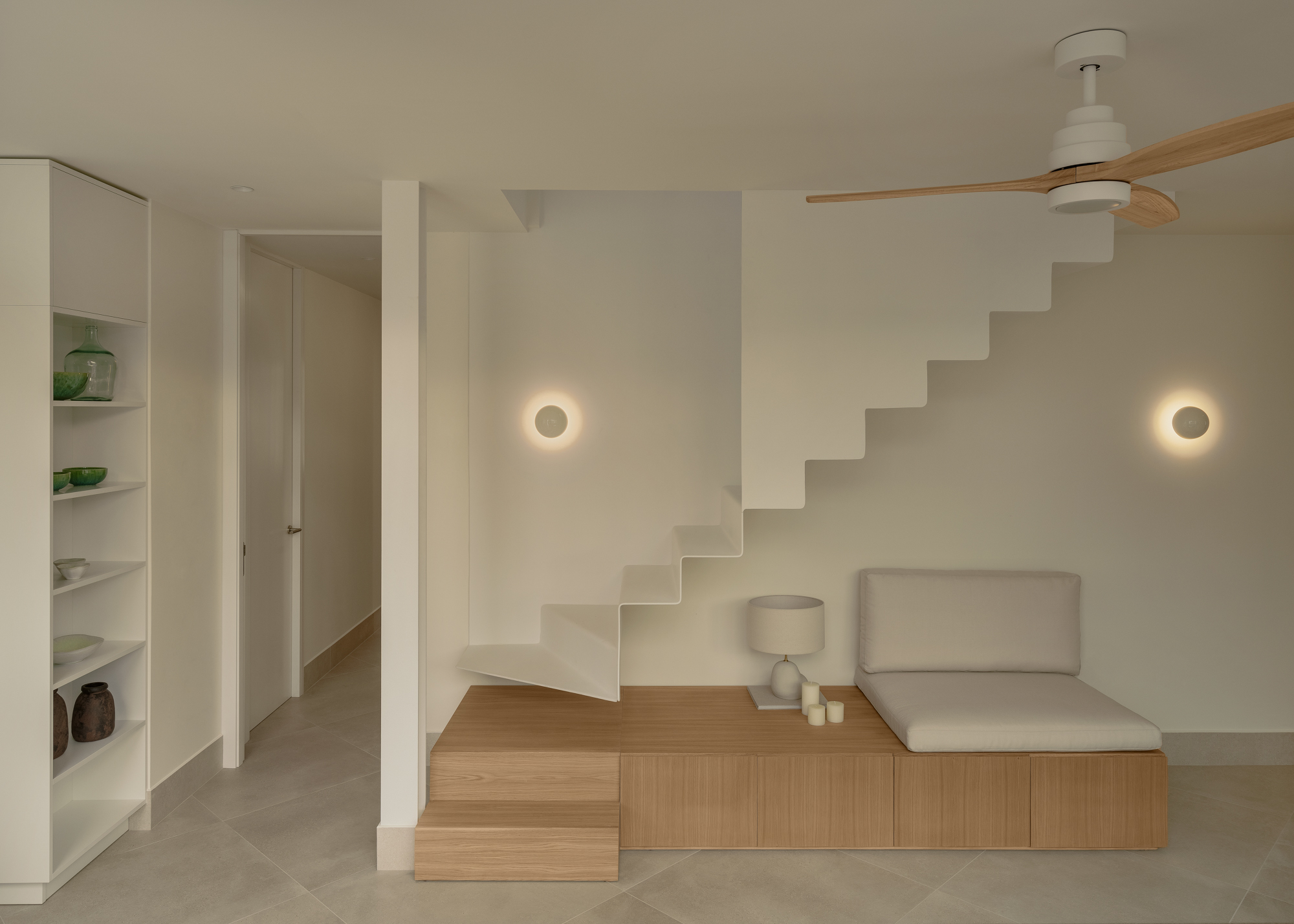 Esta casa costera en La Antilla (Huelva), con detalles arquitectónicos únicos, está pensada para disfrutar todo el año por su ambiente sereno y fluido