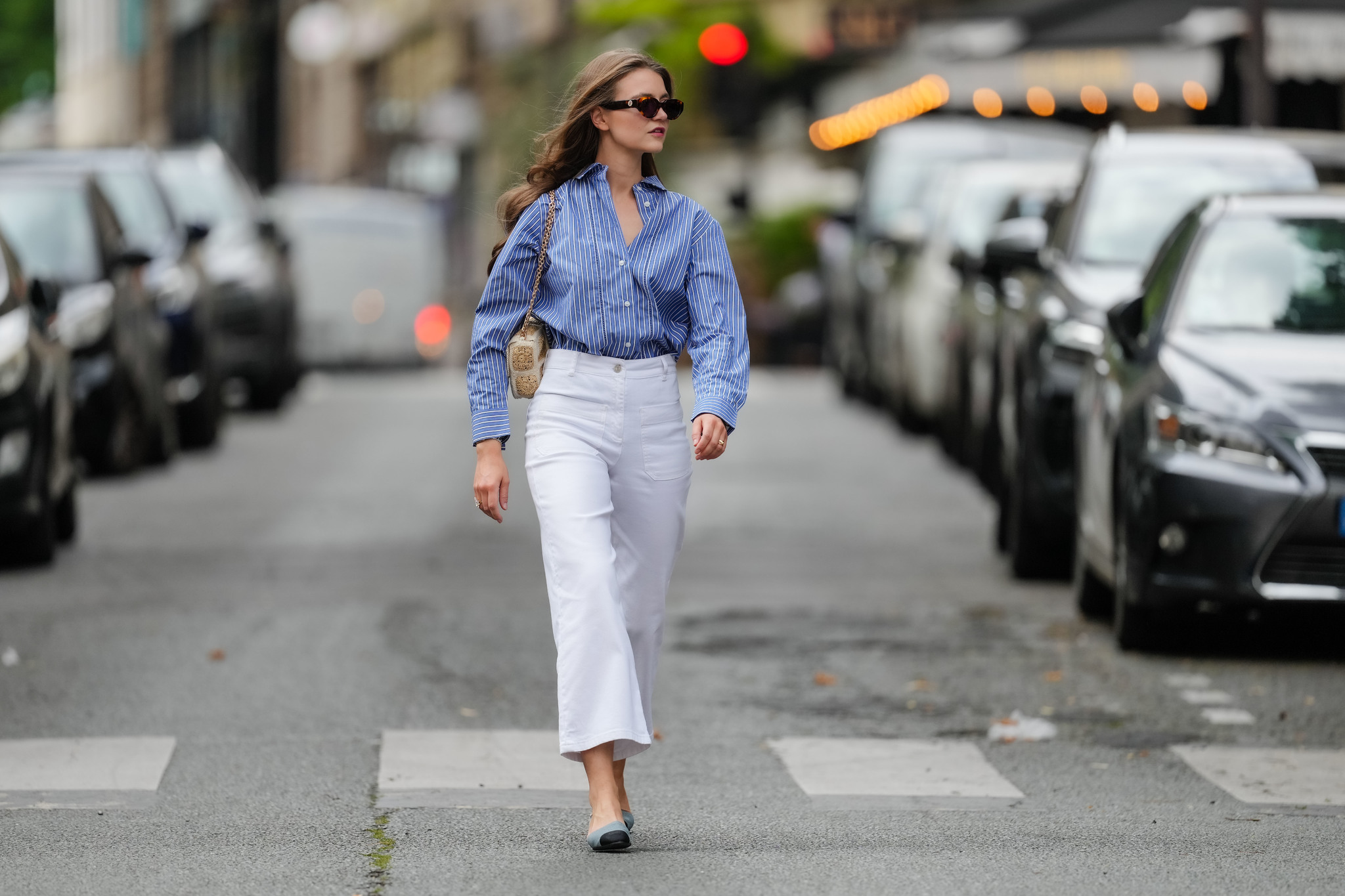 Las sevillanas más elegantes lo tienen claro, estos son los tres vaqueros blancos más tendencia de Zara para llevar con alpargatas en junio