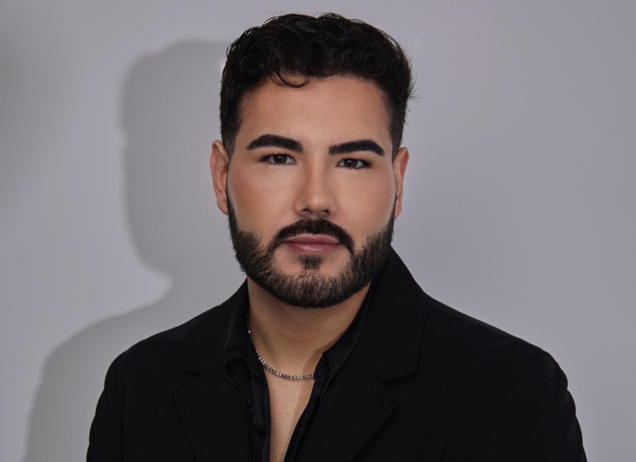 Miguel Bling, peluquero: "Una rutina antifrizz bien hecha empieza lavando el pelo dos veces con champú, mascarilla durante 10 minutos, toalla de microfibra y sérum"