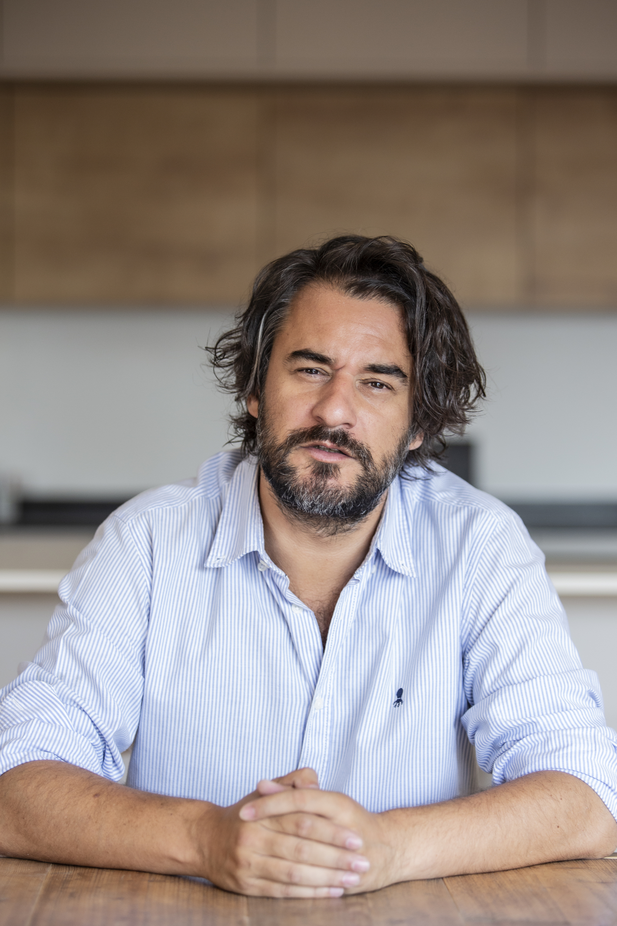 Manuel Jabois (47 años): "Mi madre pertenece a esa generación de mujeres agotadas físicamente pero incapaces de descansar por culpa. Muchas interiorizaron que ese era su sitio"