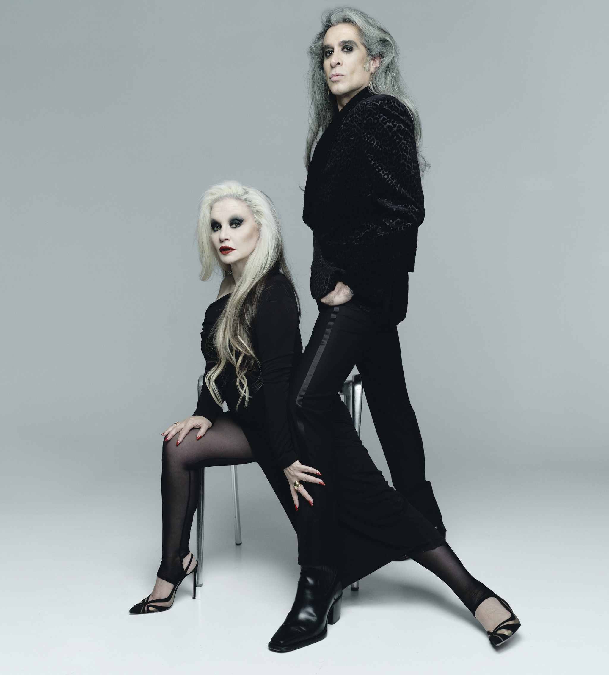 Alaska y Mario Vaquerizo debaten sobre moda, cultura y recuerdos: "Con mi primer sueldo compré un anillo de 1.500 pesetas de los hippies y con el resto abrí un libretón con mi madre"