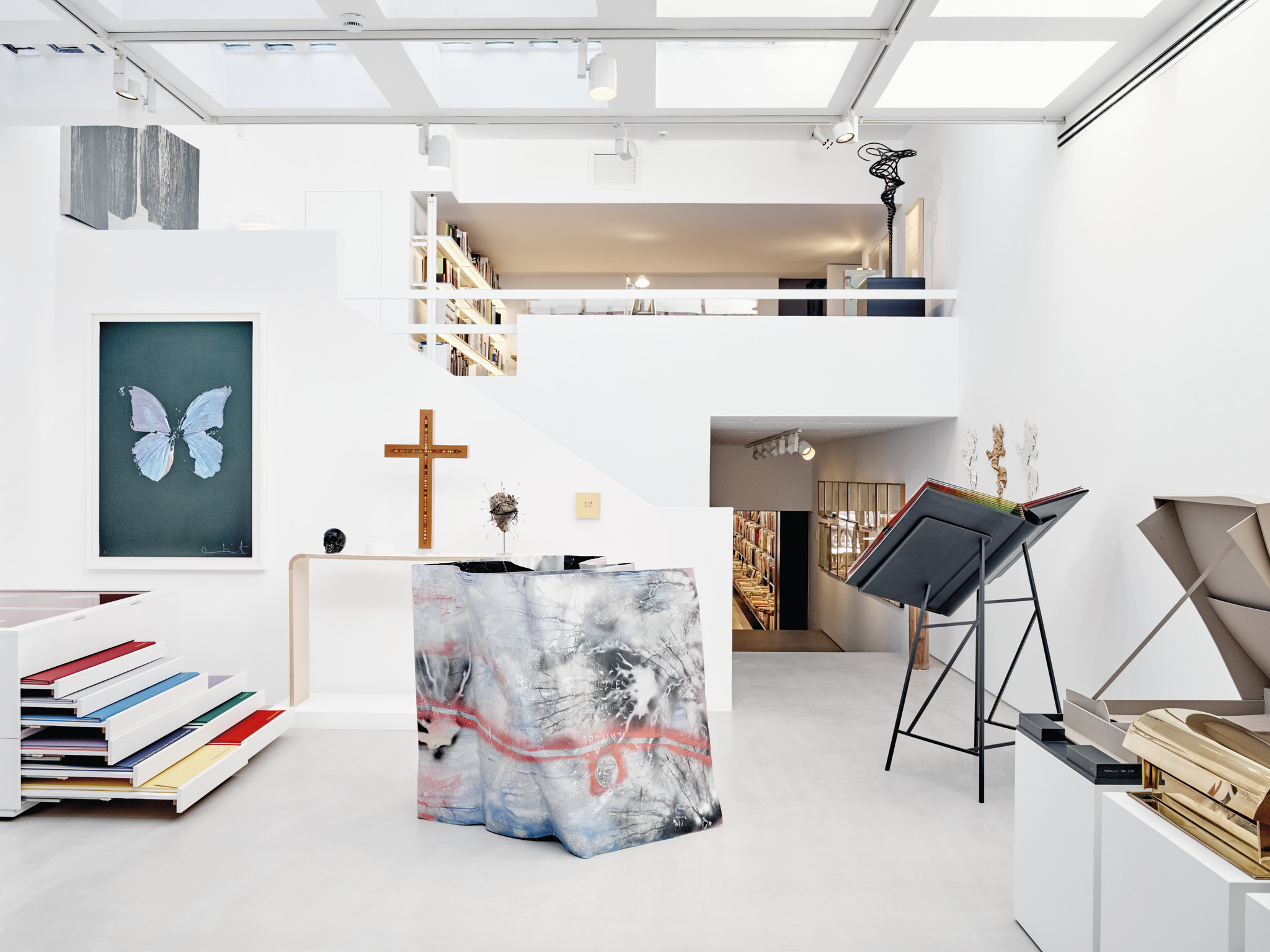 El espacio de la exposición permanente. De izda. a dcha., Damien Hirst, New Religion, 2005. Paul Stolper / Other Criteria.  En el centro, Marc Quinn, Thames River Water Atlas, Ivorypress, 2017.
