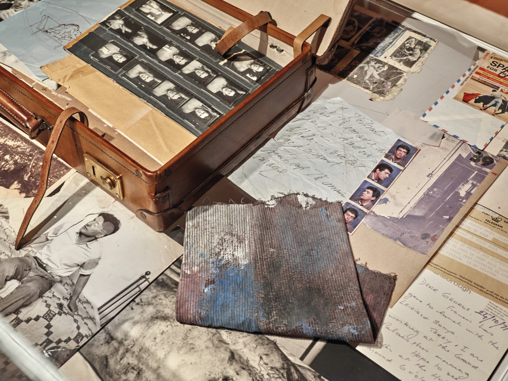 Cada libro se presenta como un facsímil de una maleta de piel antigua descubierta en el estudio de Francis Bacon.Contiene 76 facsímiles de elementos encontrados también allí. Francis Bacon. Detritus. Ivorypress, 2006.