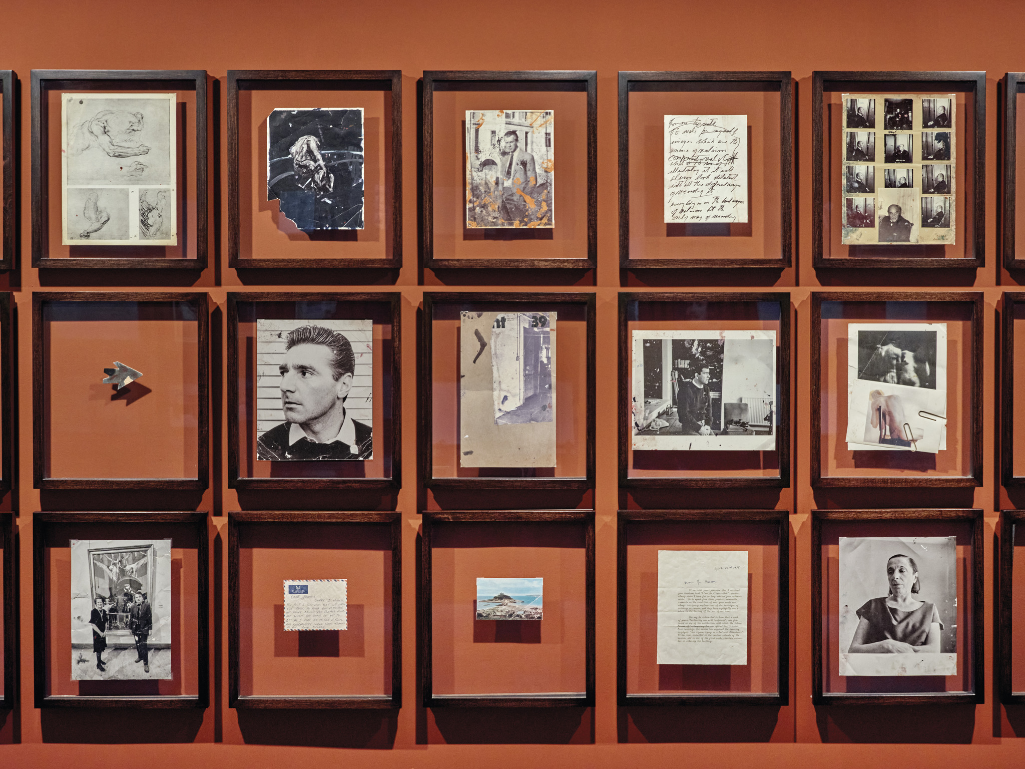 76 facsímiles de elementos encontrados en el estudio del artista.  Francis Bacon. Detritus. Ivorypress, 2006.