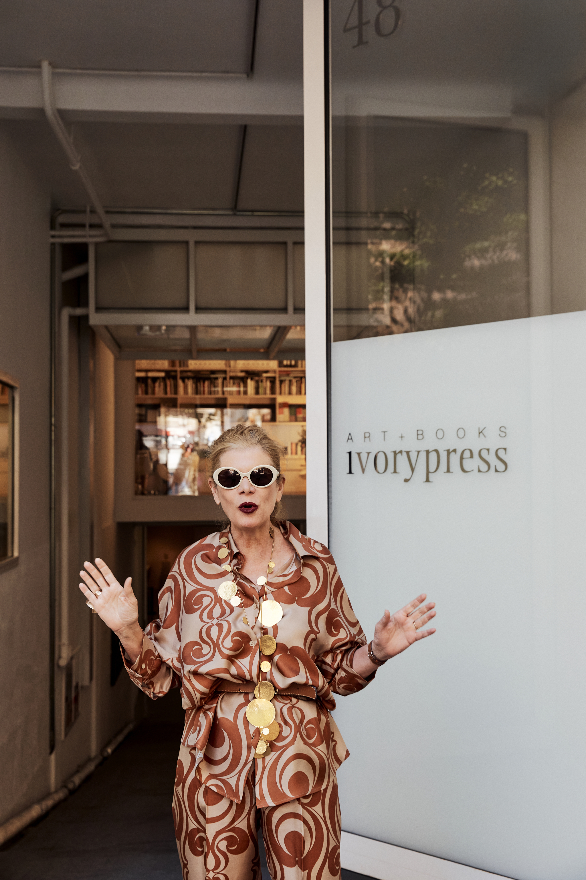 Elena Foster en una imagen del libro Madrid Chic (Assouline) de Cristina Carrillo de Albornoz, en la que aparece en a puerta de la antigua sede de Ivorypress, con sus características gafas de sol.