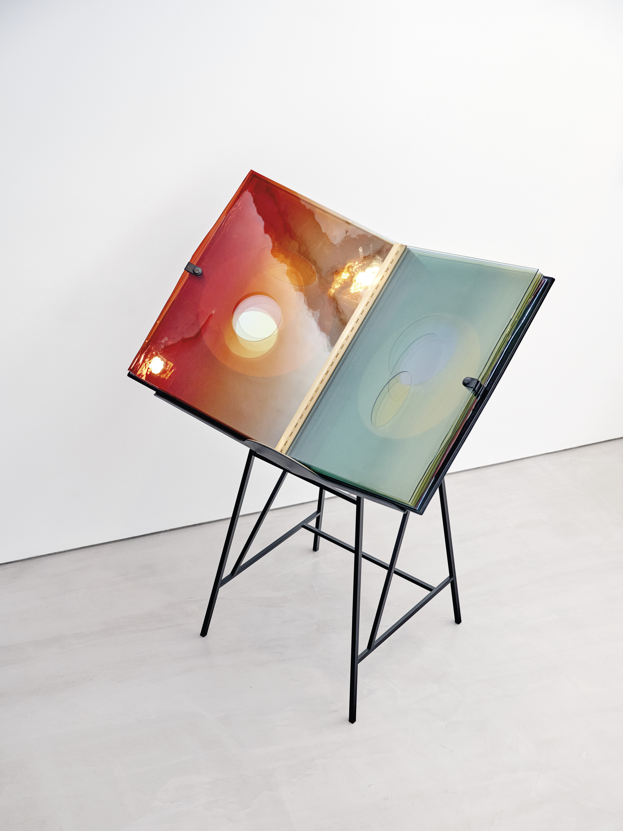 El libro de Olafur Eliasson, A view becomes a window, Ivorypress, 2013. En lugar de páginas, el libro, encuadernado en cuero, contiene una variedad de hojas de cristal de diversos colores, calidades y grados de opacidad.