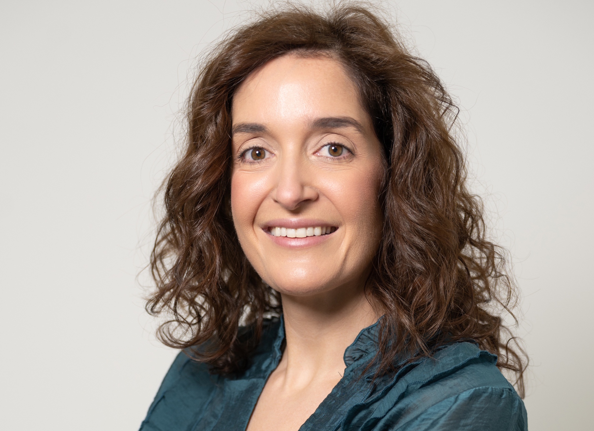 Cristina de Hoyos, dermatóloga: "En verano se puede y se debe lavar el pelo tantas veces como sea necesario, no provoca caída, sólo hace visibles los cabellos en fase de desprendimiento"