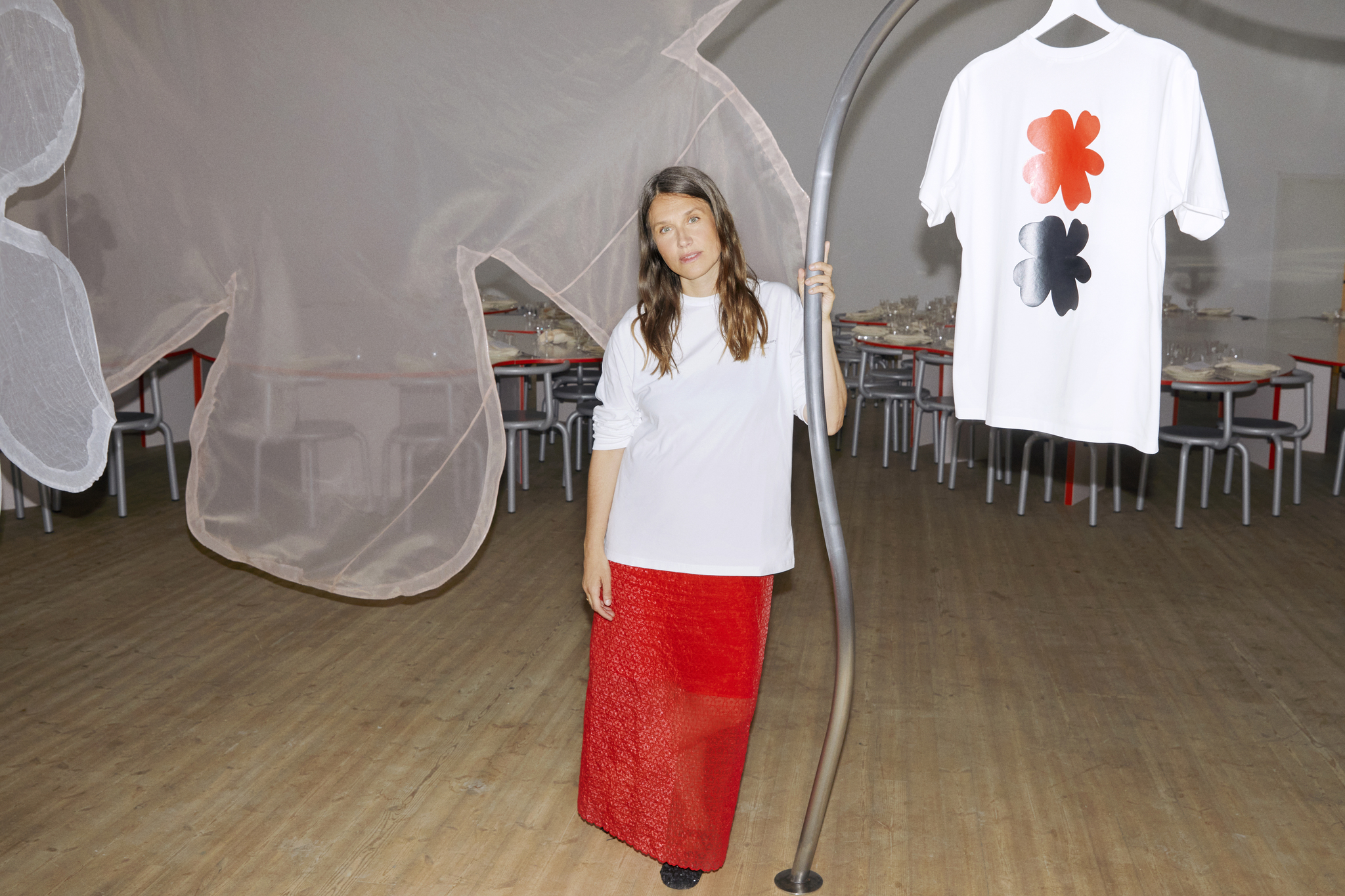 Cecilie Bahnsen, diseñadora: "Creo que las mujeres quieren vestirse para sí mismas, por eso siempre prestamos atención a la espalda, a los lazos. Vestirse juntas como parte de un ritual"