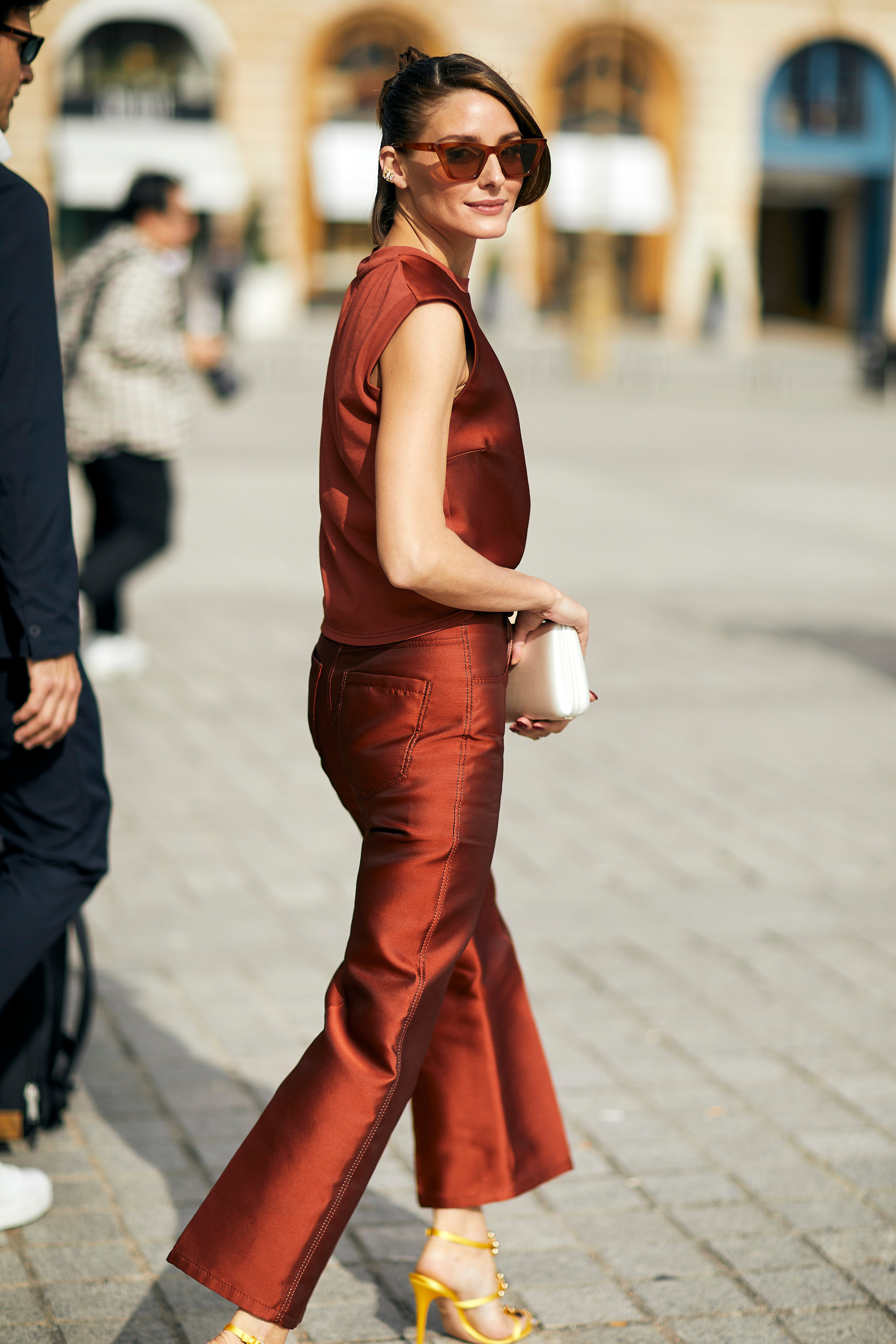 Tengo 5 bodas en junio y me niego a llevar el típico vestido: estos looks de Zara con blusa y pantalón son para invitadas elegantes y originales
