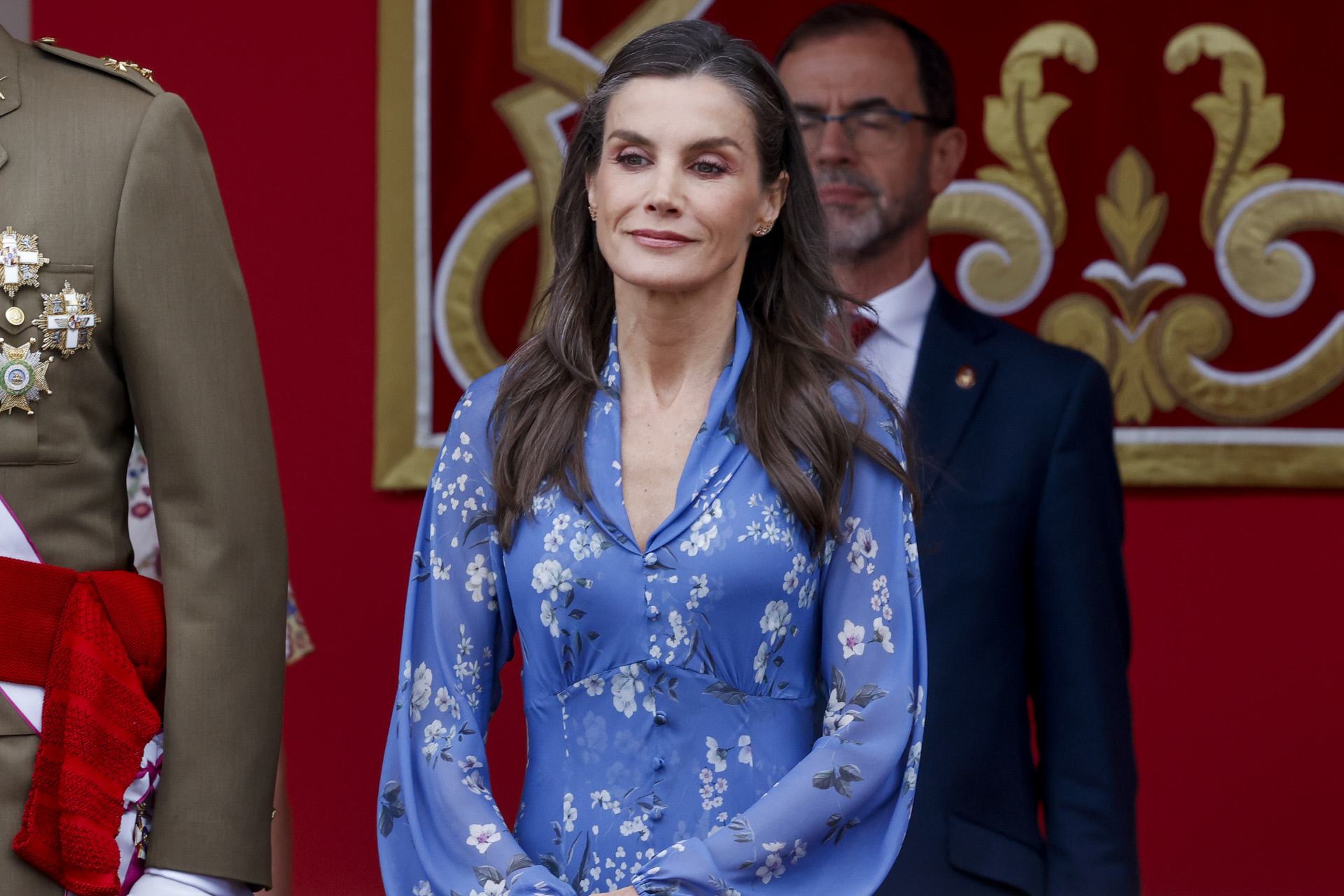 Cuando las alpargatas se quedan en su vestidor, la reina Letizia apuesta (y acierta) con las sandalias de tacón asequible que combinan con cualquier look