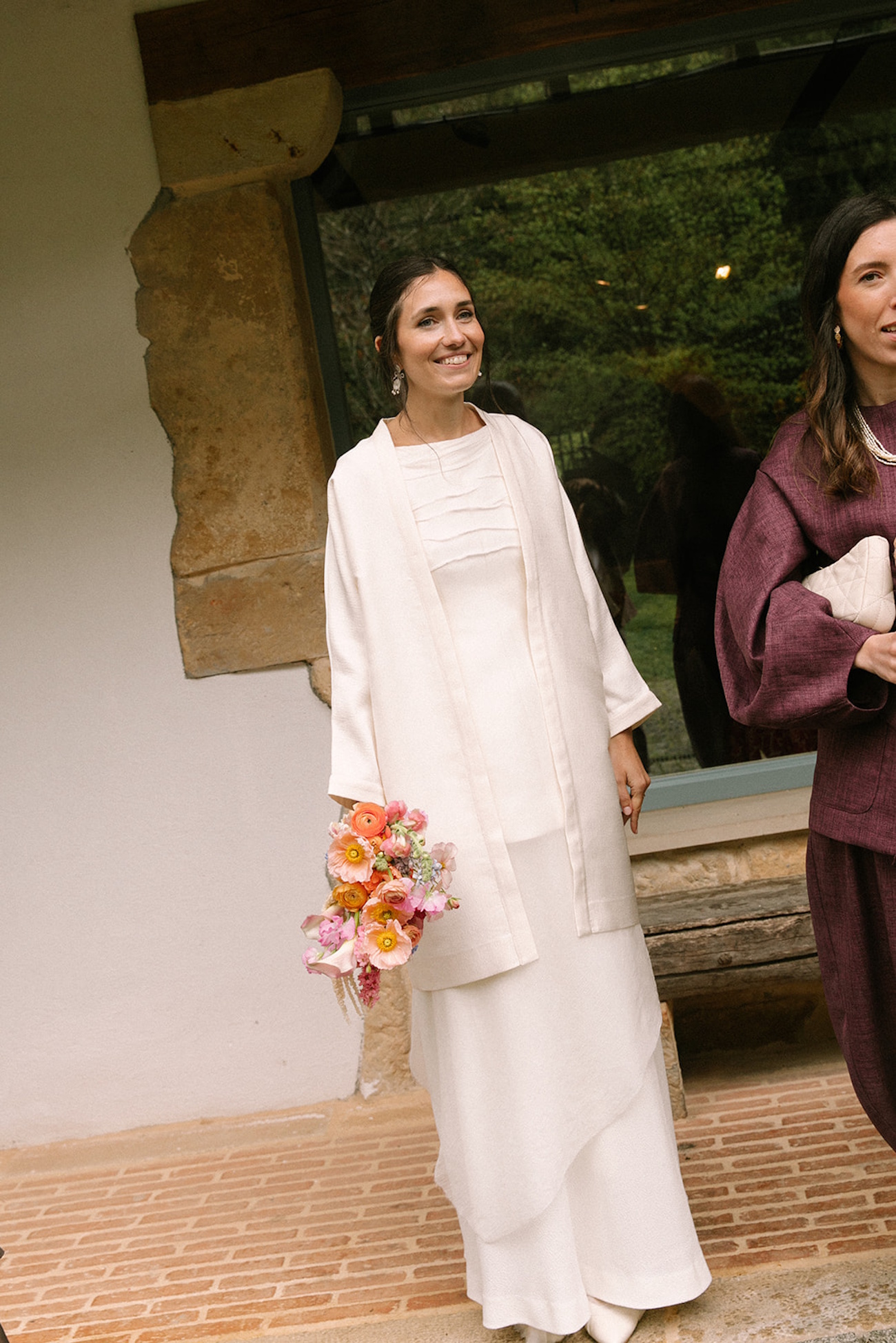 La novia vasca minimalista que triunfa con su chaqueta y su ramo de flores de colores
