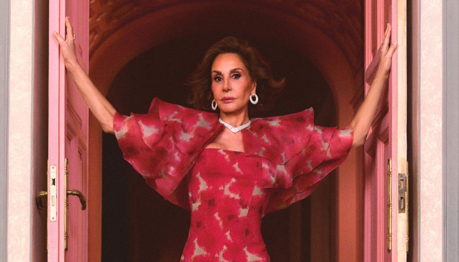 Atención invitadas de más de 50: Naty Abascal tiene el vestido más ideal y elegante con el que triunfar en todas tus bodas y fiestas de verano