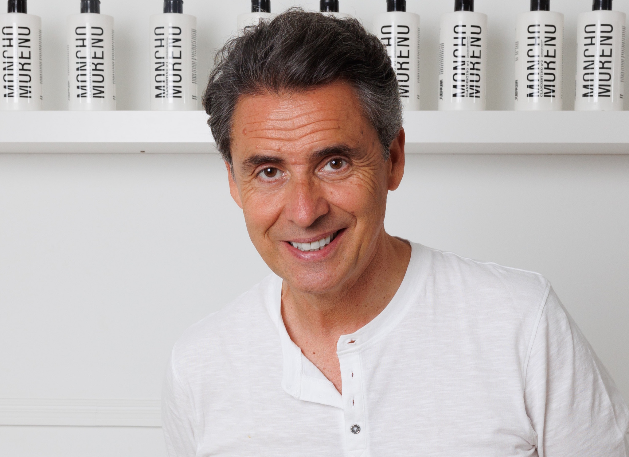 Moncho Moreno, peluquero: "En mujeres de más de 50, recomiendo los cortes de pelo que mantienen densidad en las puntas y crean volumen en la parte superior suelen ser los más favorecedores y rejuvenecen al instante"