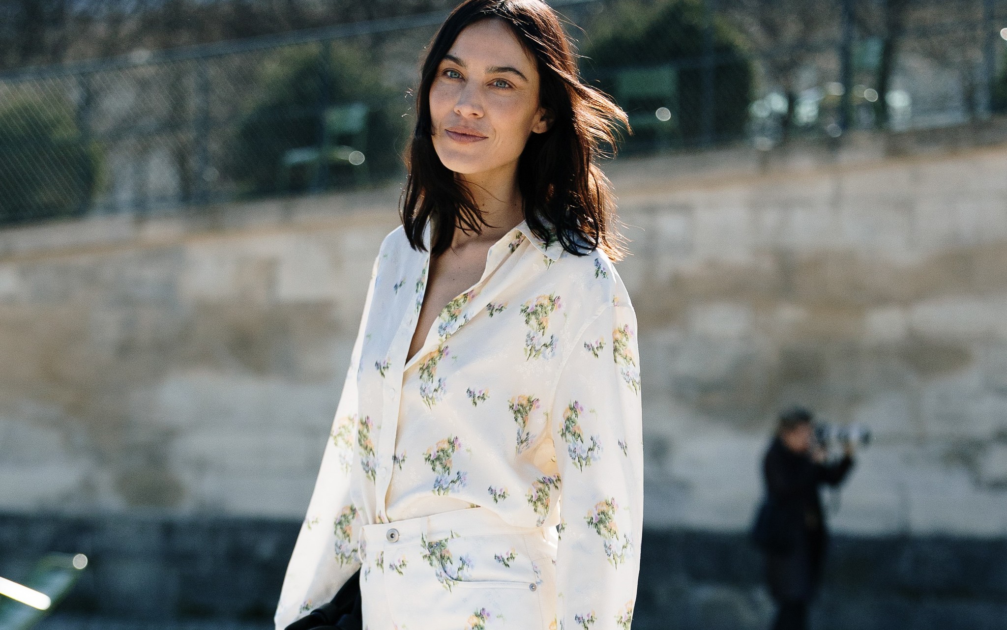 ¿Por qué nos sigue fascinando Alexa Chung, la personificación de la elegancia sin esfuerzo? Sus mejores looks de largo, corto, con vaqueros y las tendencias más difíciles