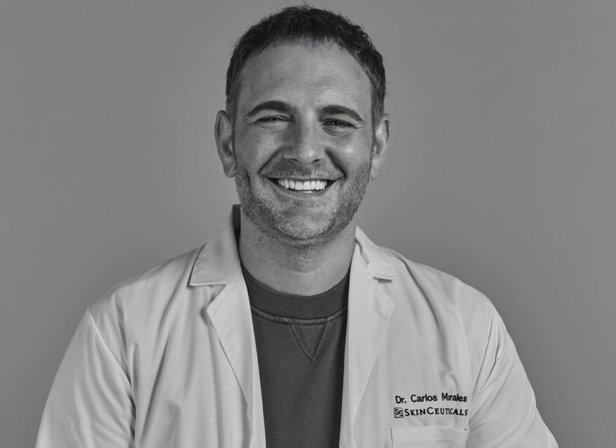 Carlos Morales, dermatólogo: "Aplicar una crema hidratante ligera en las zonas donde ponemos el autobronceador ayuda a evitar que se oscurezcan en exceso y mejora el acabado final"