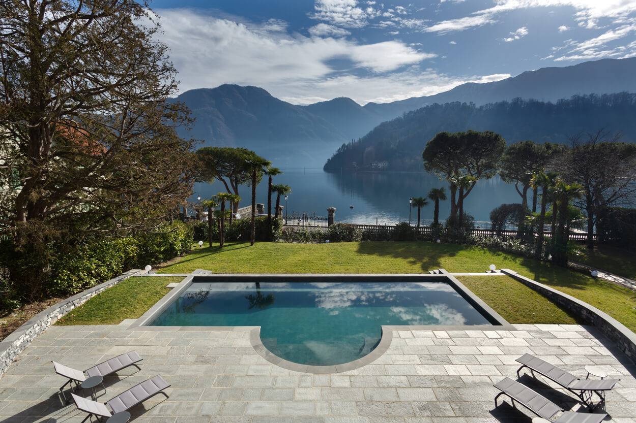 El encanto atemporal de las casas a orillas del lago