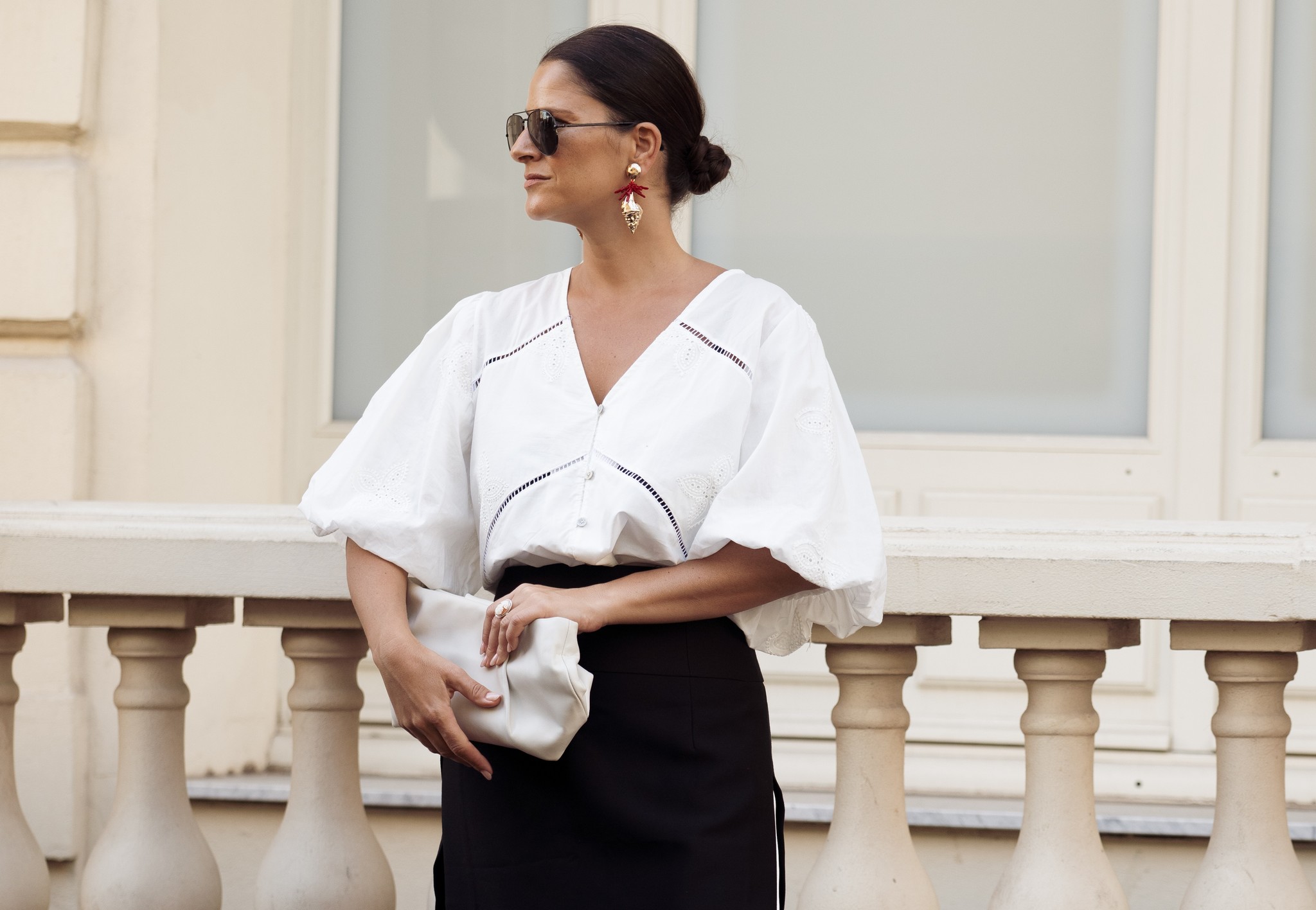 Las madrileñas con más estilo coinciden en que el combo de falda midi y camisa blanca es el uniforme perfecto para sobrevivir a cualquier ola de calor este verano