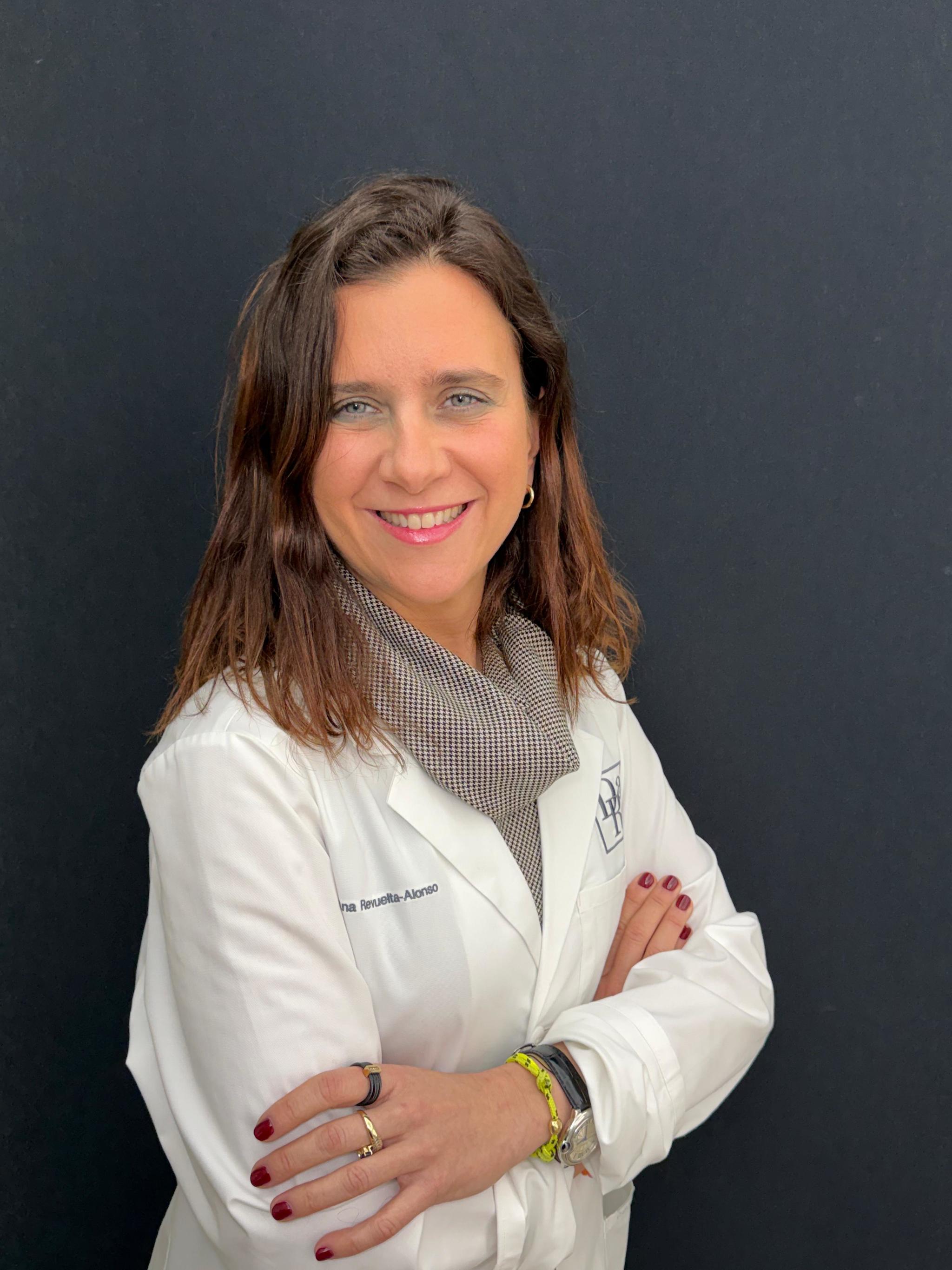 Ana Revuelta, médico estético: "Cuando vas a pincharte la clínica tiene la obligación de entregarte un pasaporte con la pegatina identificativa, el lote, la fecha de caducidad y el nombre del producto que te han infiltrado"