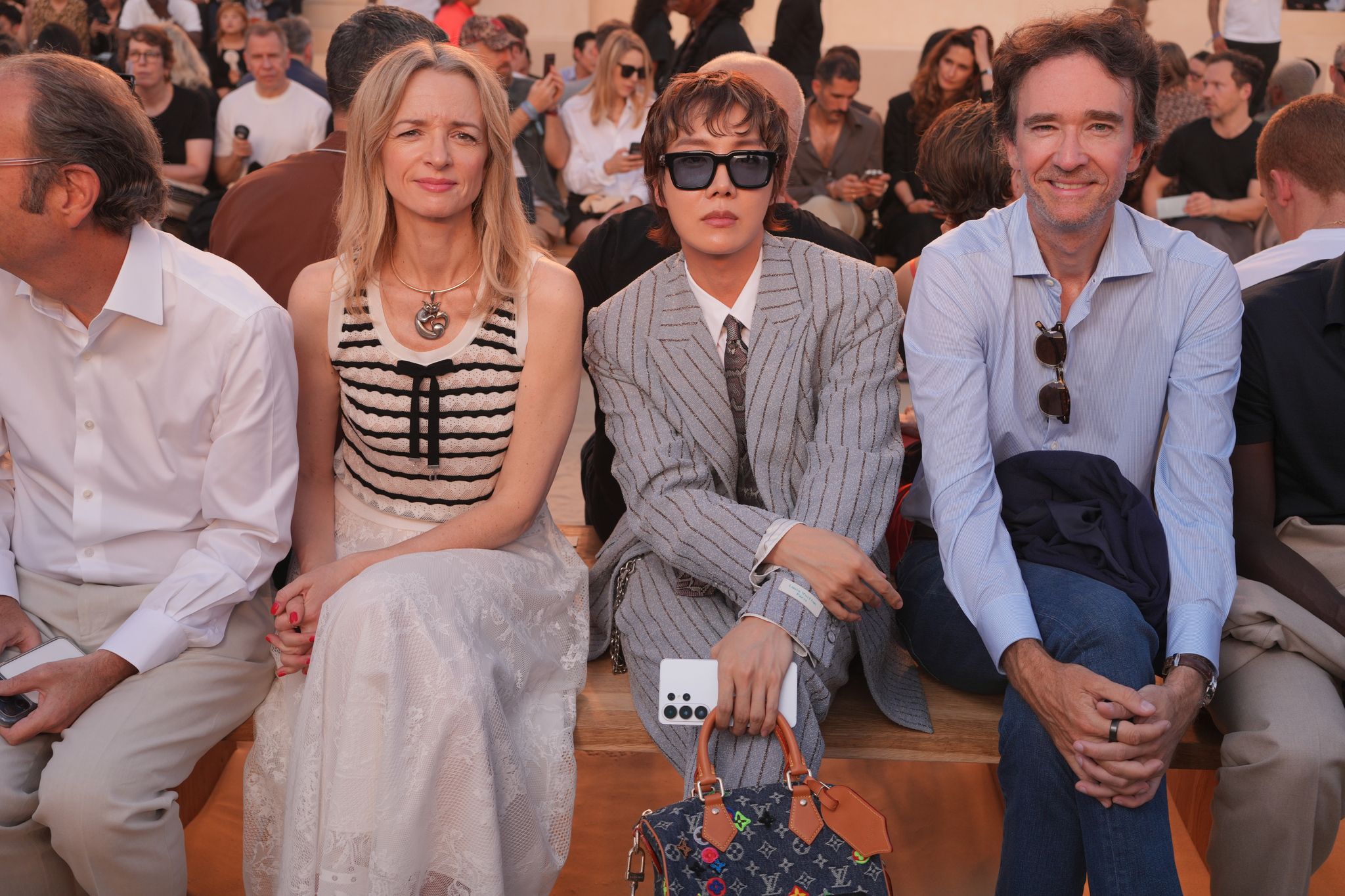 El look de Delphine Arnault formado por top de rayas de punto y falda de encaje.