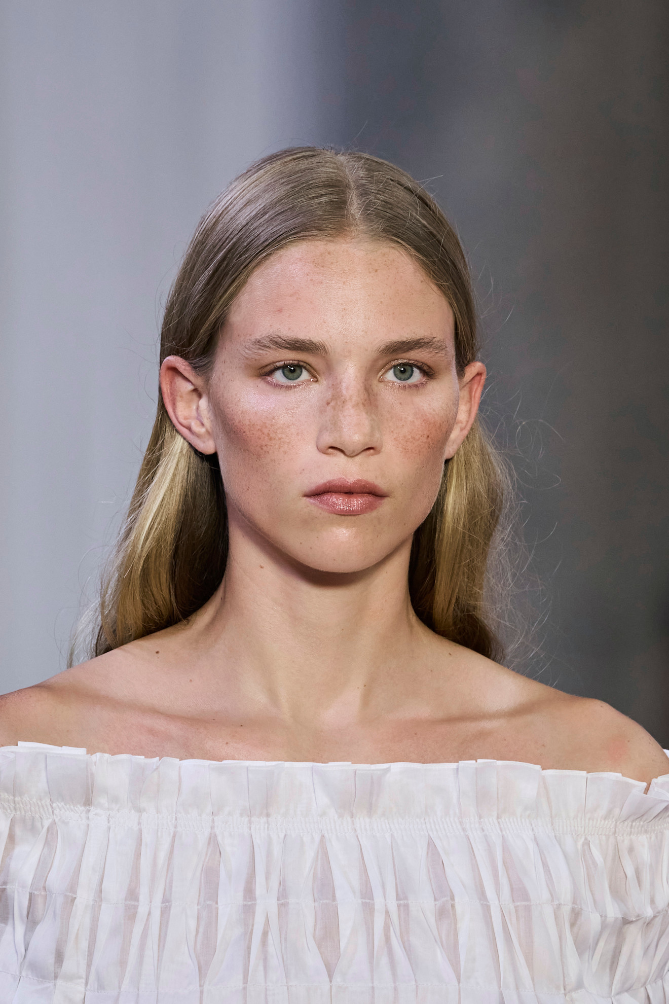 Un colorete tendencia puede favorecer mucho a una rubia y apagar por completo a otra
