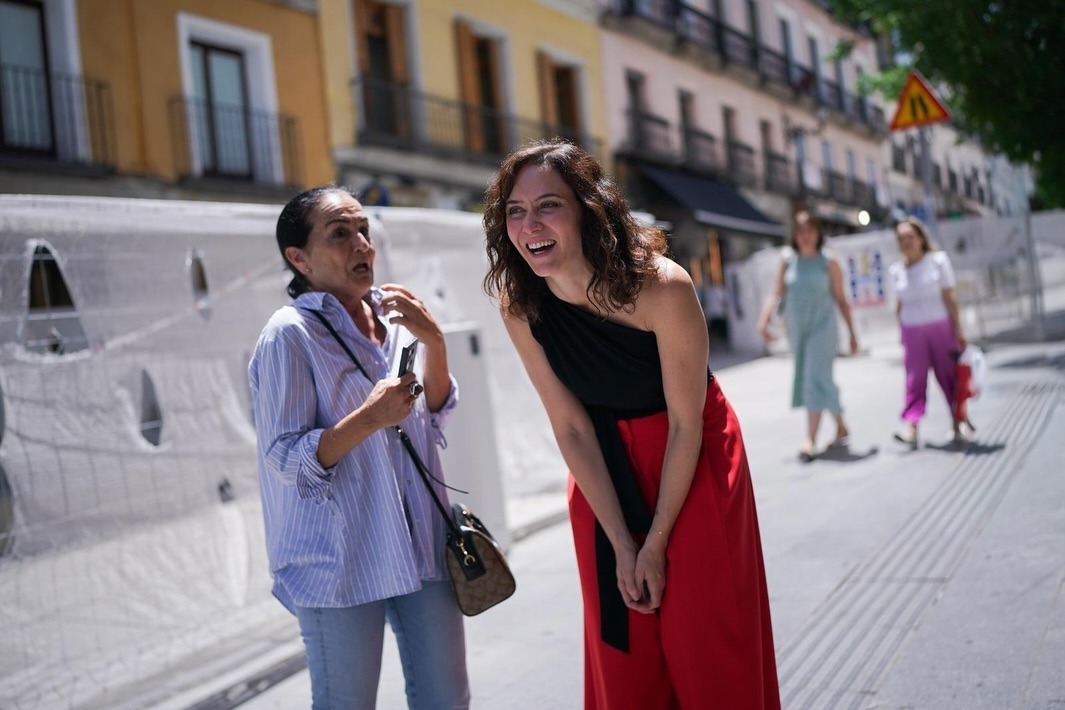 Isabel D�az Ayuso tiene el top negro asim�trico, comod�n para ir impecable a cualquier evento, que hay que tener en el armario