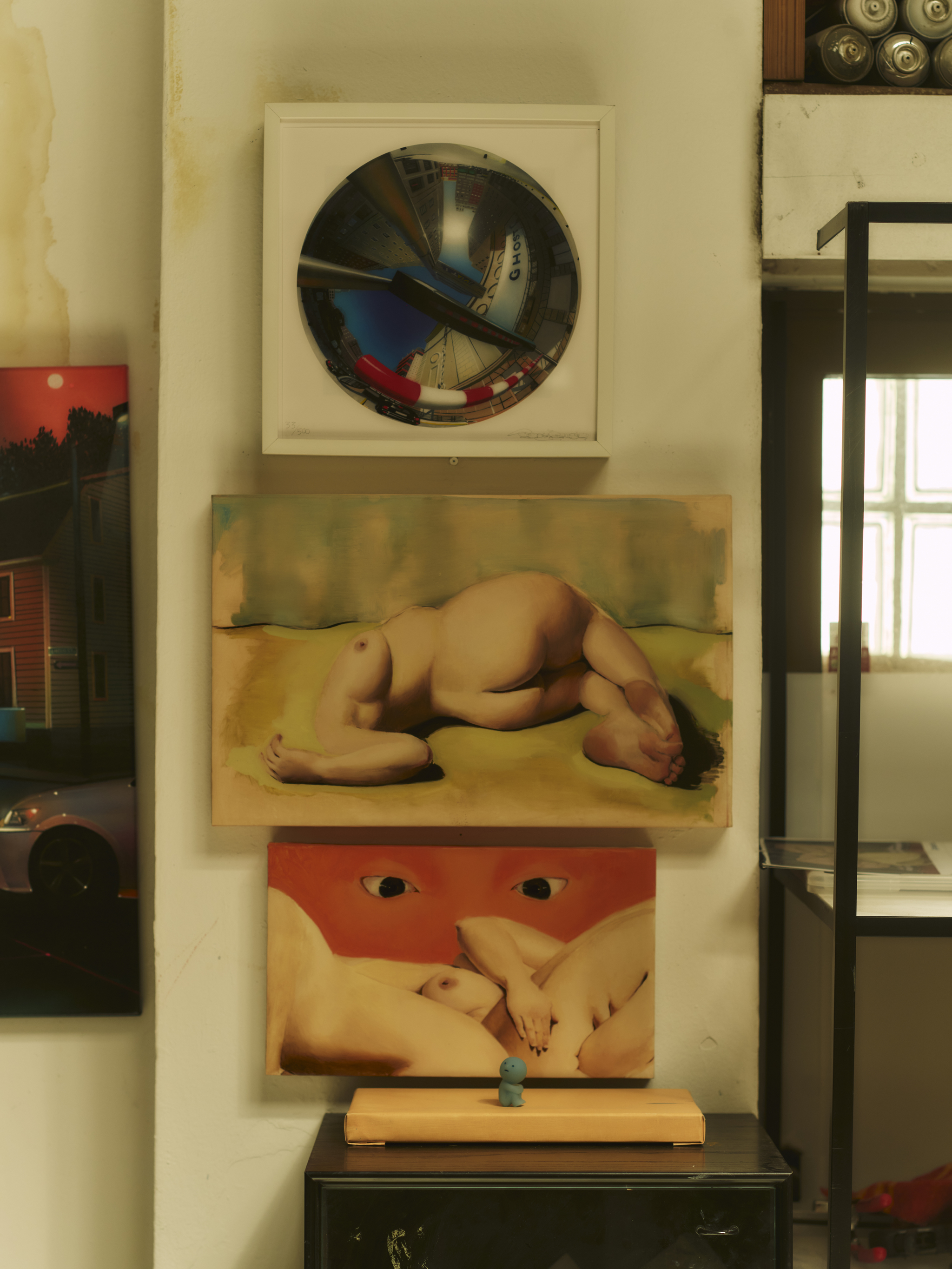 Cuadros de Inés Fernández-Shaw. Arriba, una obra del artista Spok.