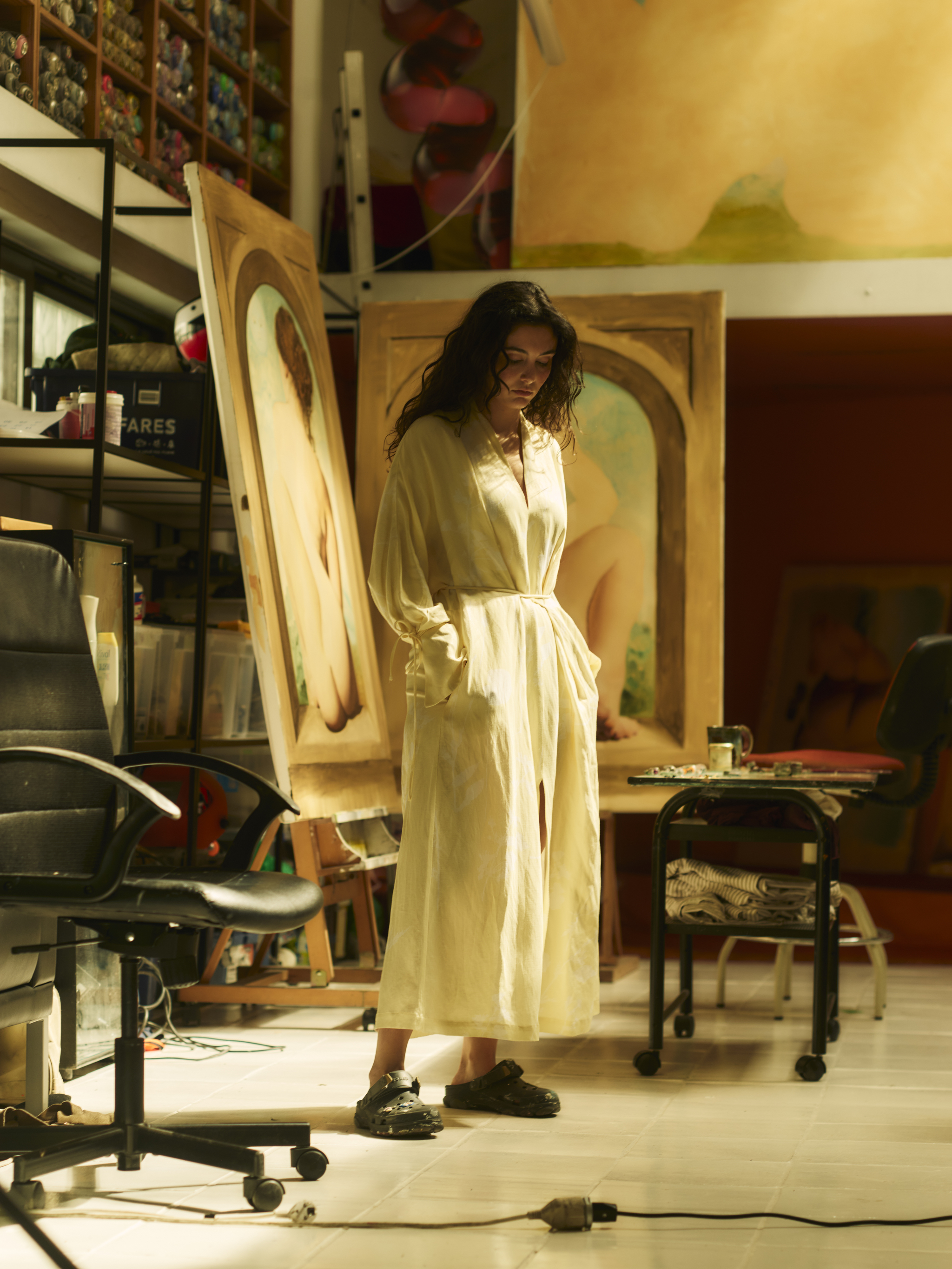 La artista Inés Fernández-Shaw en su estudio de Madrid, con kimono de Eiko ai.